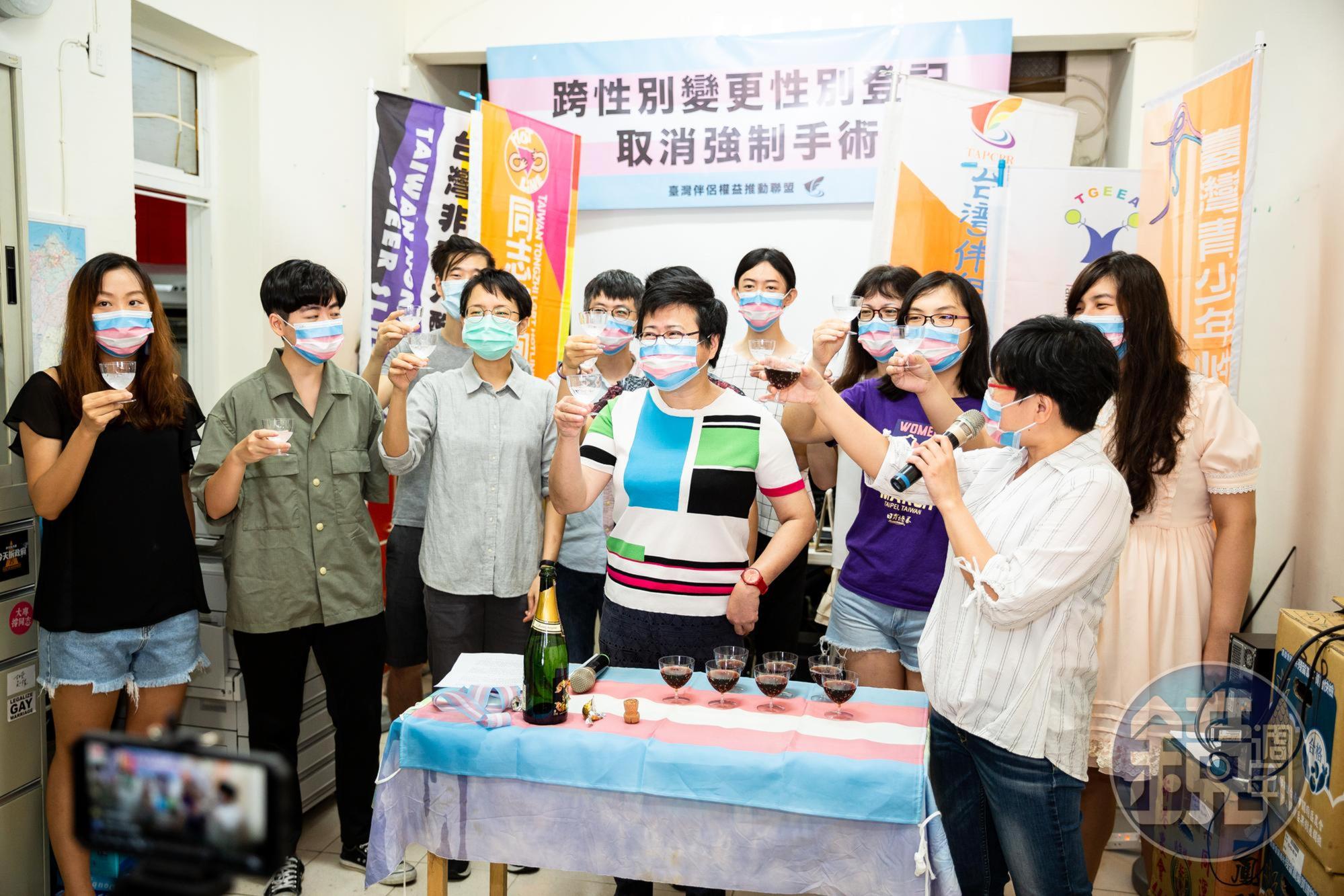 支持小E訴訟的伴侶盟跟性別人權團體，在宣判隔天開記者會說明，這個勝訴判決代表的意義。對於這個令人振奮的判決，大家舉杯慶祝。