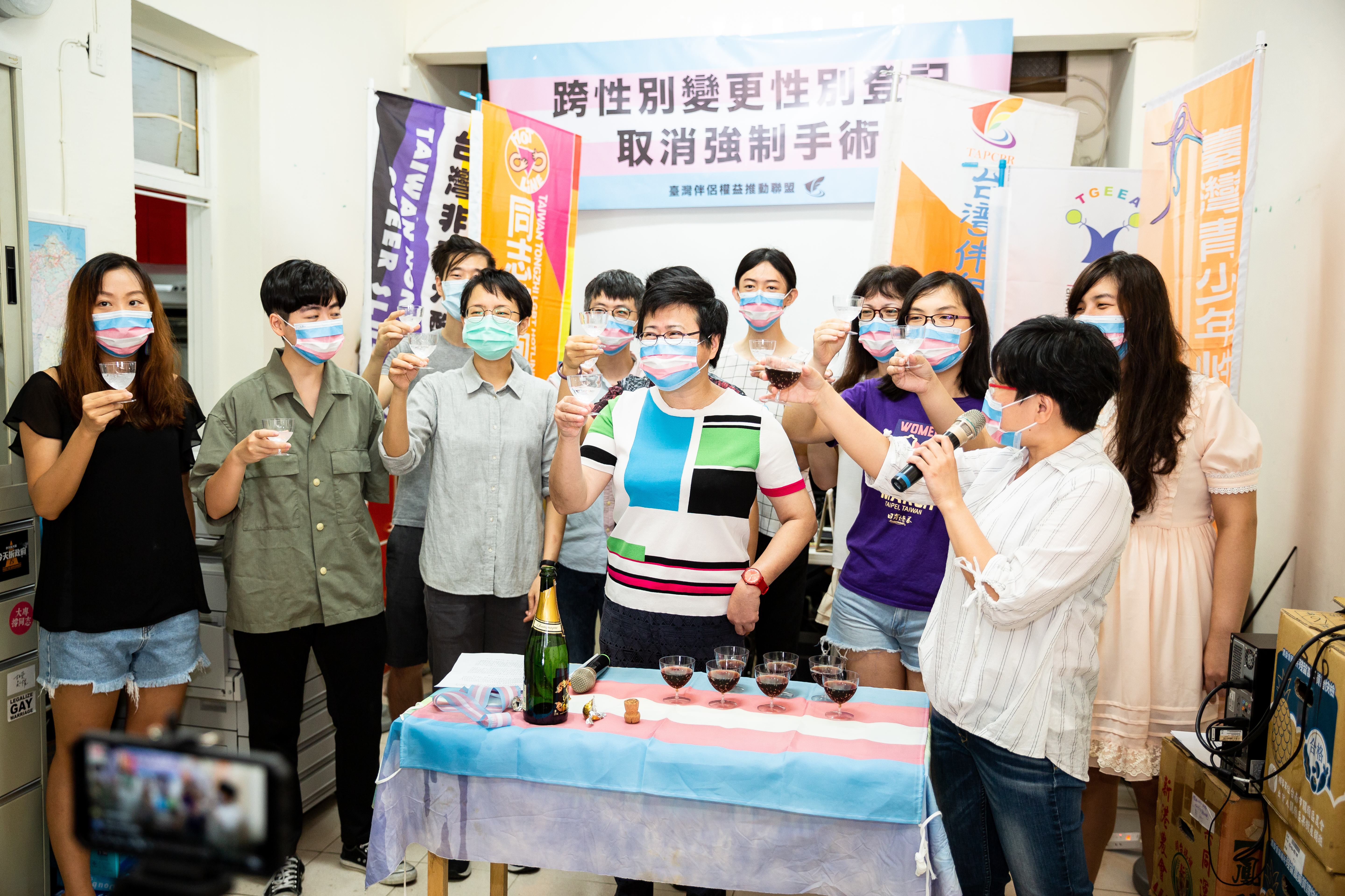 支持小E訴訟的伴侶盟跟性別人權團體，在宣判隔天開記者會說明，這個勝訴判決代表的意義。對於這個令人振奮的判決，大家舉杯慶祝。