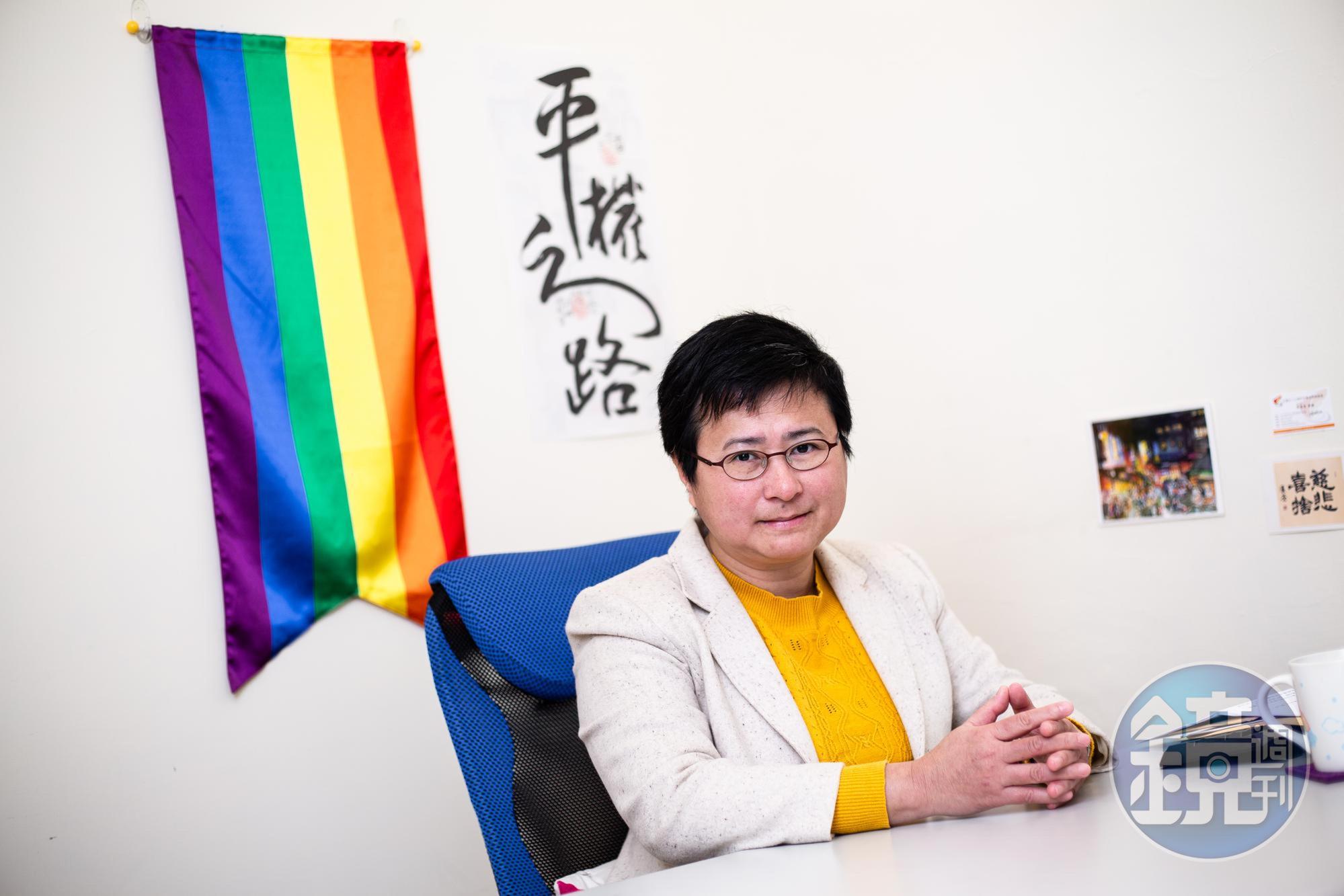 作為一個女同志，律師許秀雯很能同理跨性別者的痛苦，積極在法律資源上支持跨性別朋友，拆解既有法律對性少數者的壓迫。