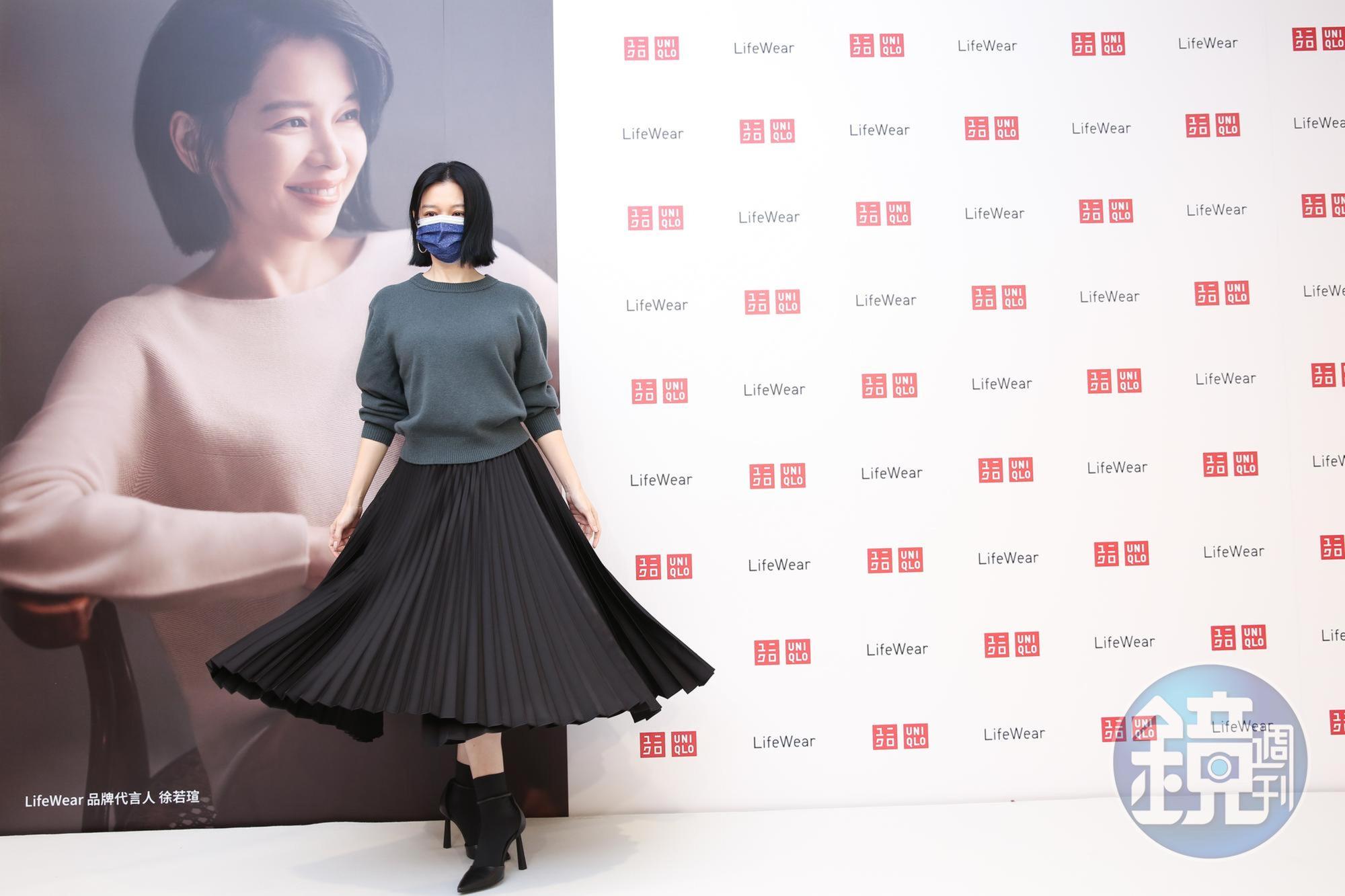 徐若瑄身穿UNIQLO x Theory秋冬女裝,長袖上衣NT$990、細褶一片裙NT$1,990。
