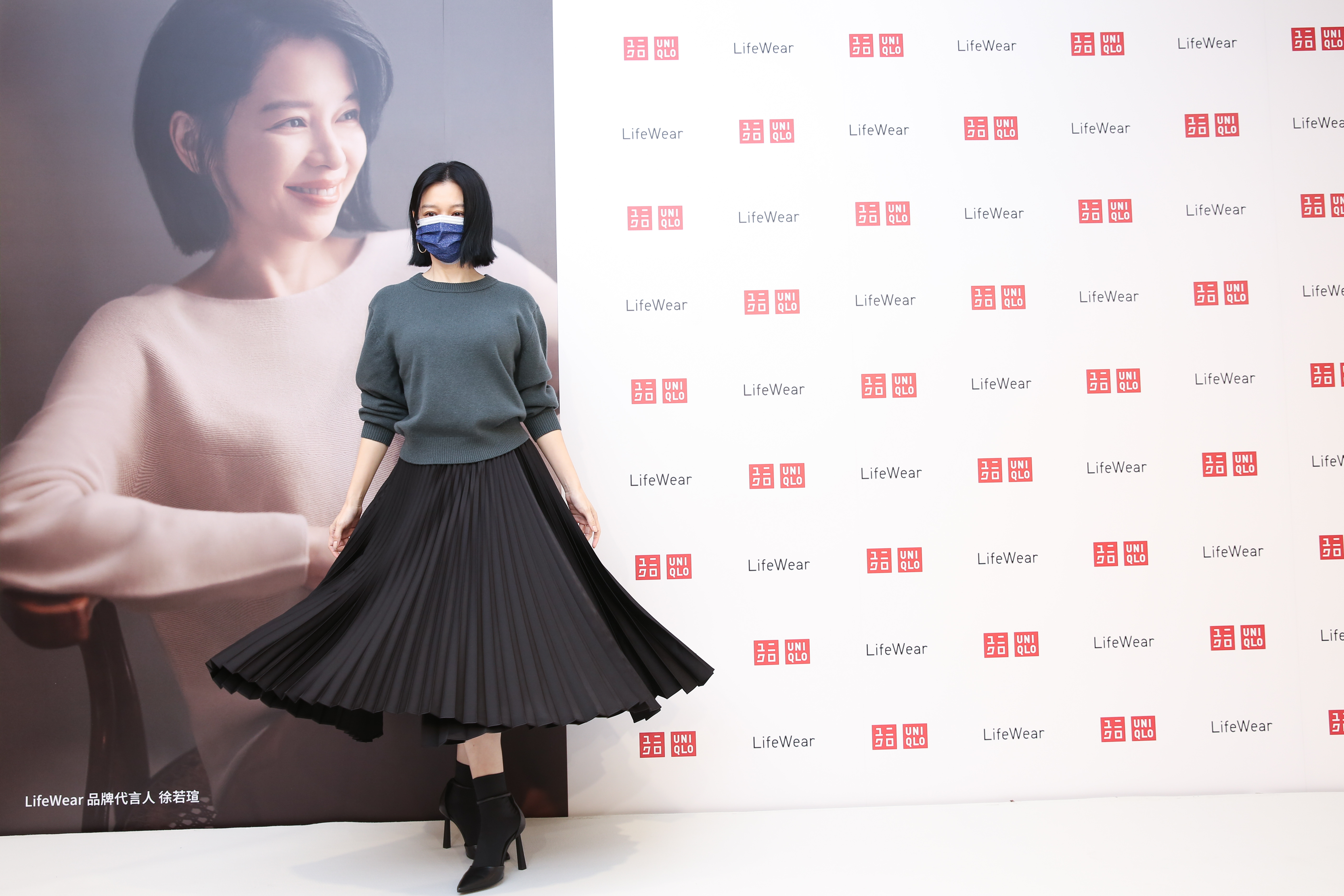 徐若瑄身穿UNIQLO x Theory秋冬女裝，長袖上衣NT$990、細褶一片裙NT$1,990。