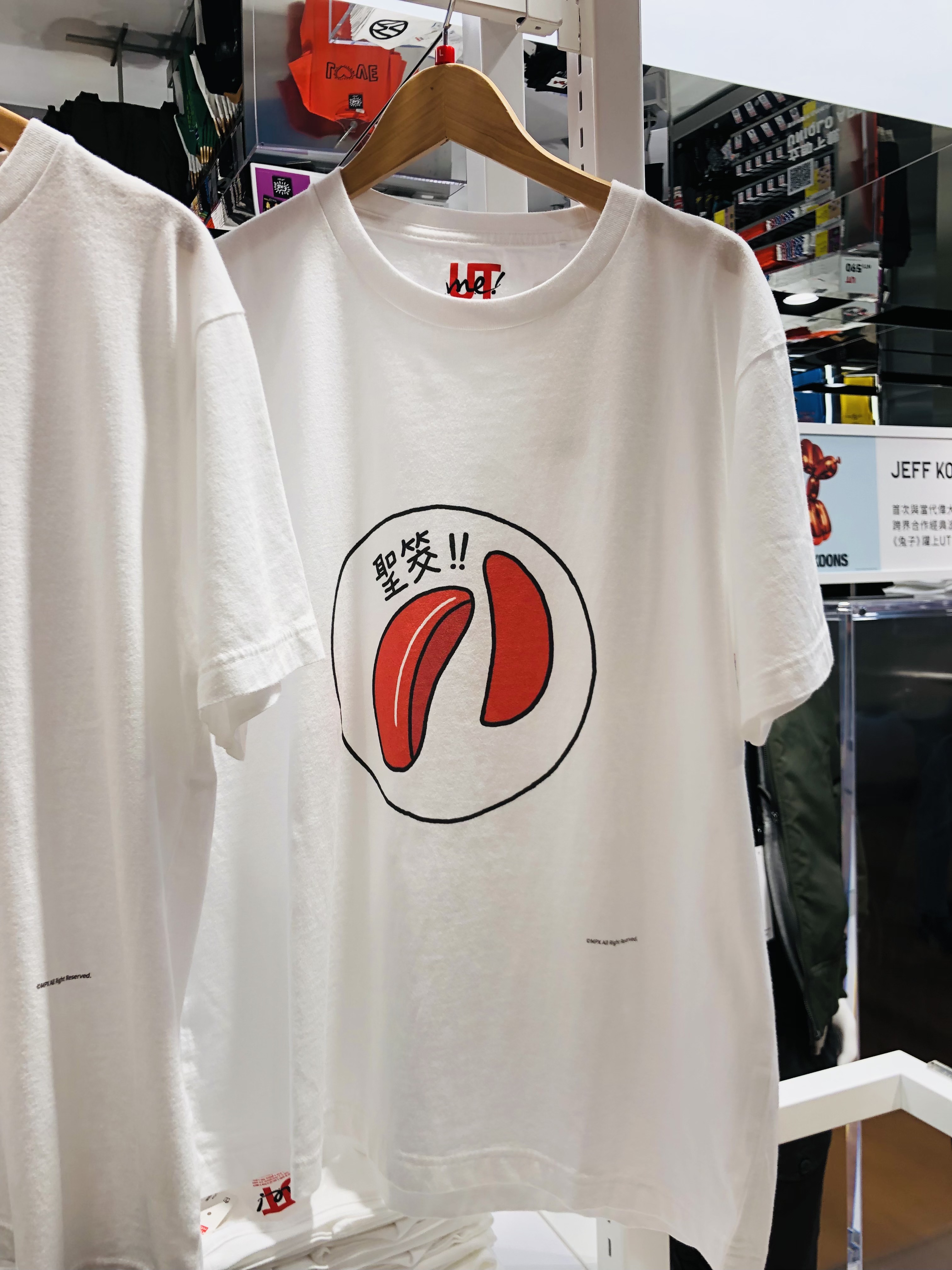 擲筊UT深得徐若瑄的心，透露要多買幾件送給愛拜拜的家人。（陳慧明攝）