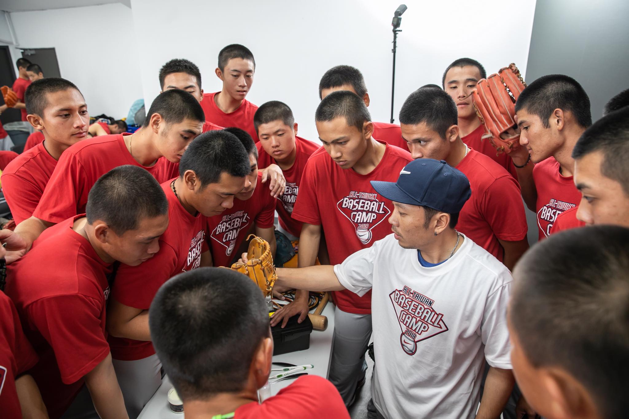 魏小松到Nike棒球菁英訓練營，教年輕球員手套相關知識。他說很多球員都是從國中打校隊時就把手套交給他調整。(湯揉兄弟提供)