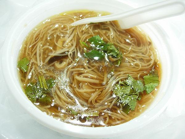 國民黨立委羅明才問朱澤民，知不知道現在一碗蚵仔麵線多少錢？對方回應「20元」，答案使現場立委掀起一陣騷動。（翻攝維基百科）