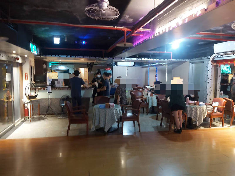 分局在北屯路一家未申請復業的KTV，查獲男女客人20人正在喝酒歡唱。（警方提供）