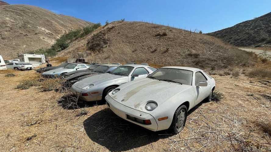 美國南加州一處荒涼山谷中,驚見「保時捷928墳場」。(翻攝自Porsche Sauce推特)