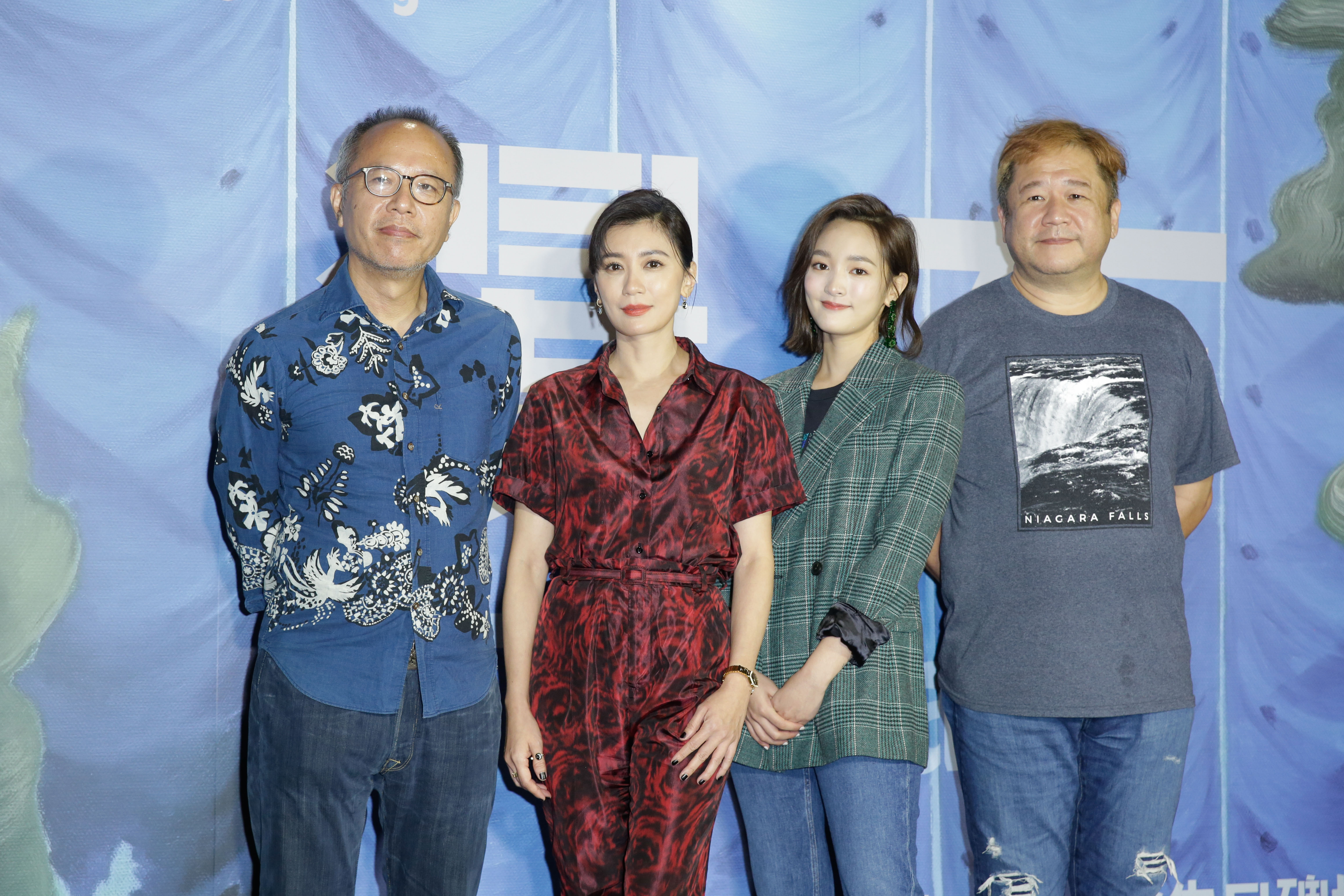 不少國際影評人對《瀑布》的2位女主角賈靜雯、王淨的表現相當激賞，鍾孟宏也是第4位連莊角逐奧斯卡國際電影的台灣導演。