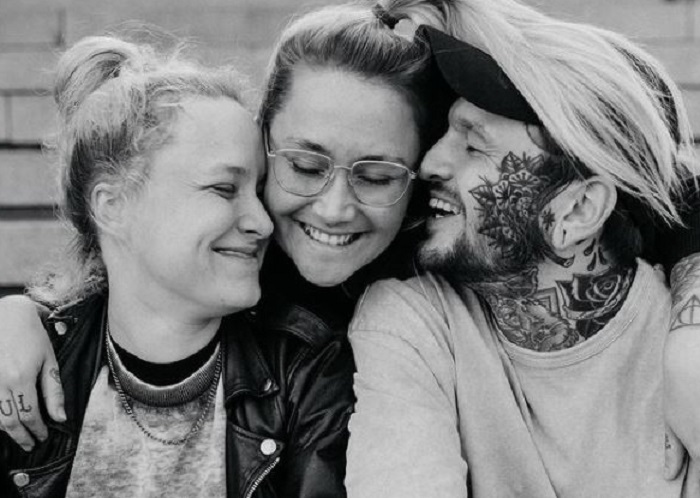 德國一名已婚教練愛上自己的女學員，而丈夫欣然接受，從此開啟「三人行」的生活。（翻攝saskiamichalski IG）