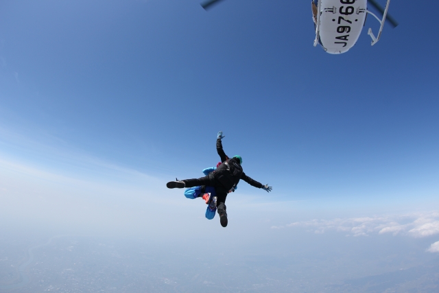 情侶挑戰「高空跳傘嘿咻」，卻嗨到忘開傘，最後慘摔爆血送急診。（翻攝photo-ac）