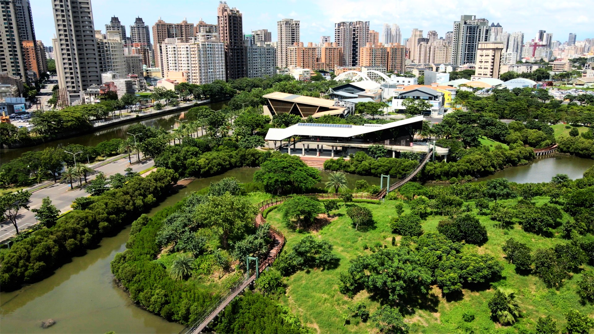 曾奪下全球卓越建設獎環境復育類首獎的國寶級中都濕地,佔地12.6公頃是高雄腹地最廣的公園。
