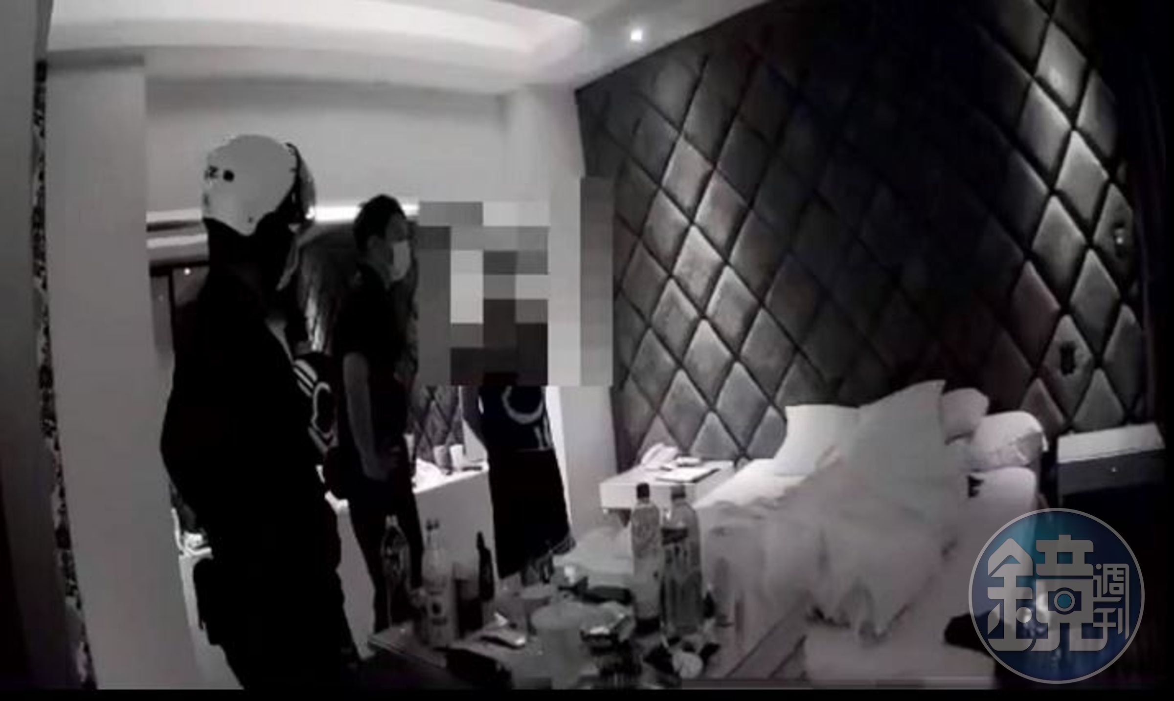 警方破門而入，只見男女毒蟲躺床上動也不動。（讀者提供）