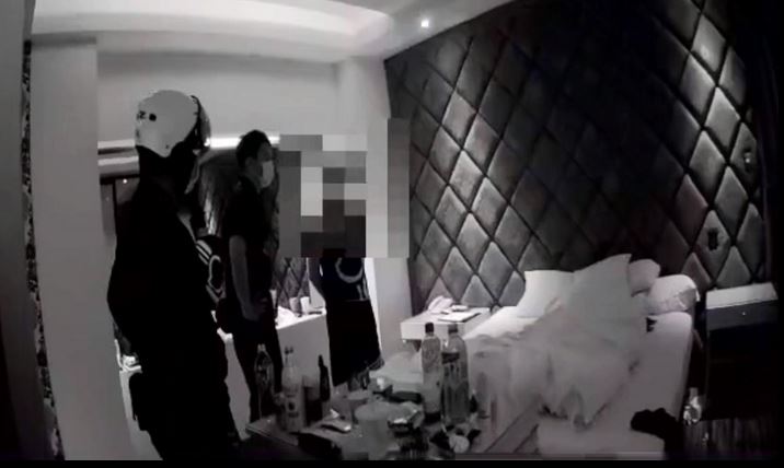 警方破門而入，只見男女毒蟲躺床上動也不動。（讀者提供）