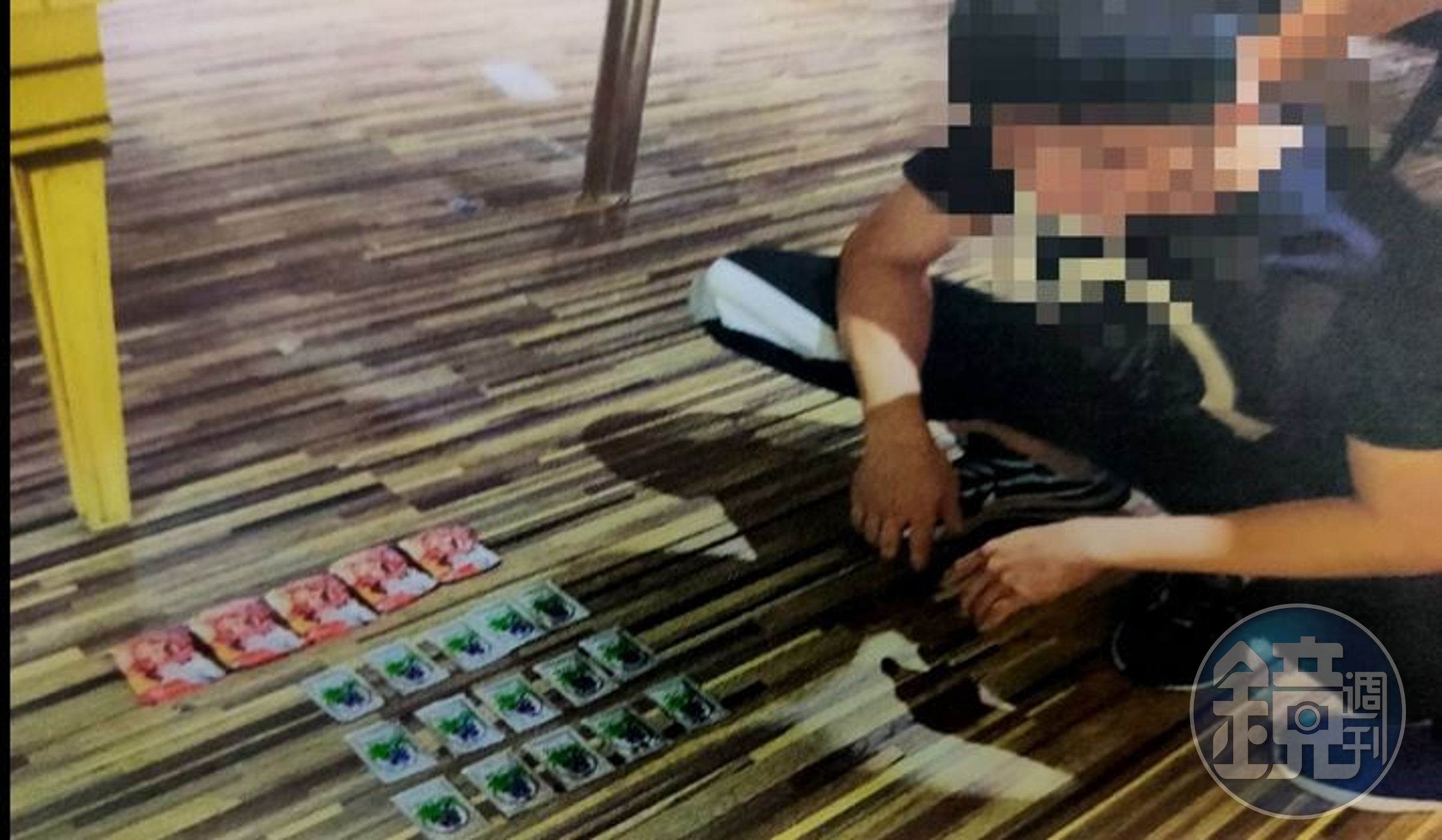 警方搜索房內，搜出15包「水果粉」毒品。（讀者提供）