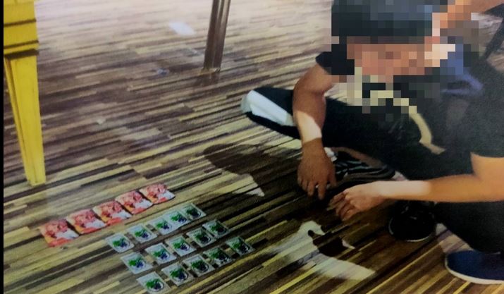 警方搜索房內，搜出15包「水果粉」毒品。（讀者提供）