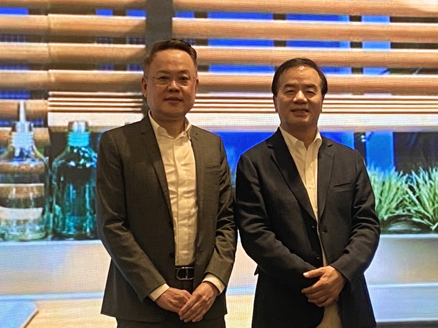 上揚國際董事長林聰麟（左）與三本建設董事長王燕鴻（右）聯手在小檜溪重劃區推案。