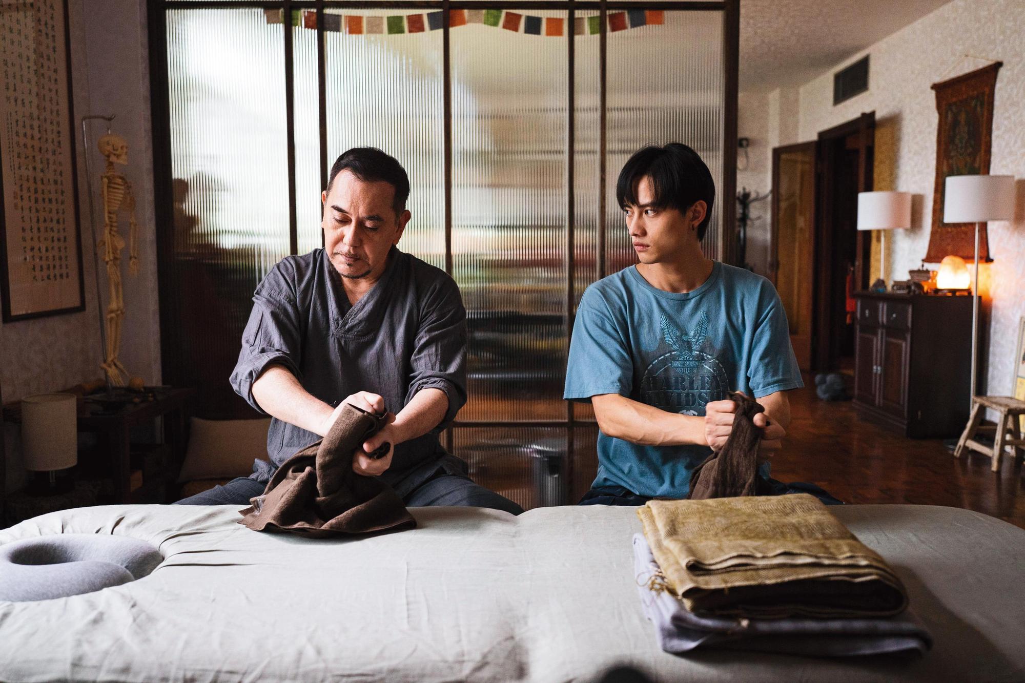 與黃秋生合作《四樓的天堂》,令范少勳胃痛,但邊演邊學的他,收穫很多。(公視提供)