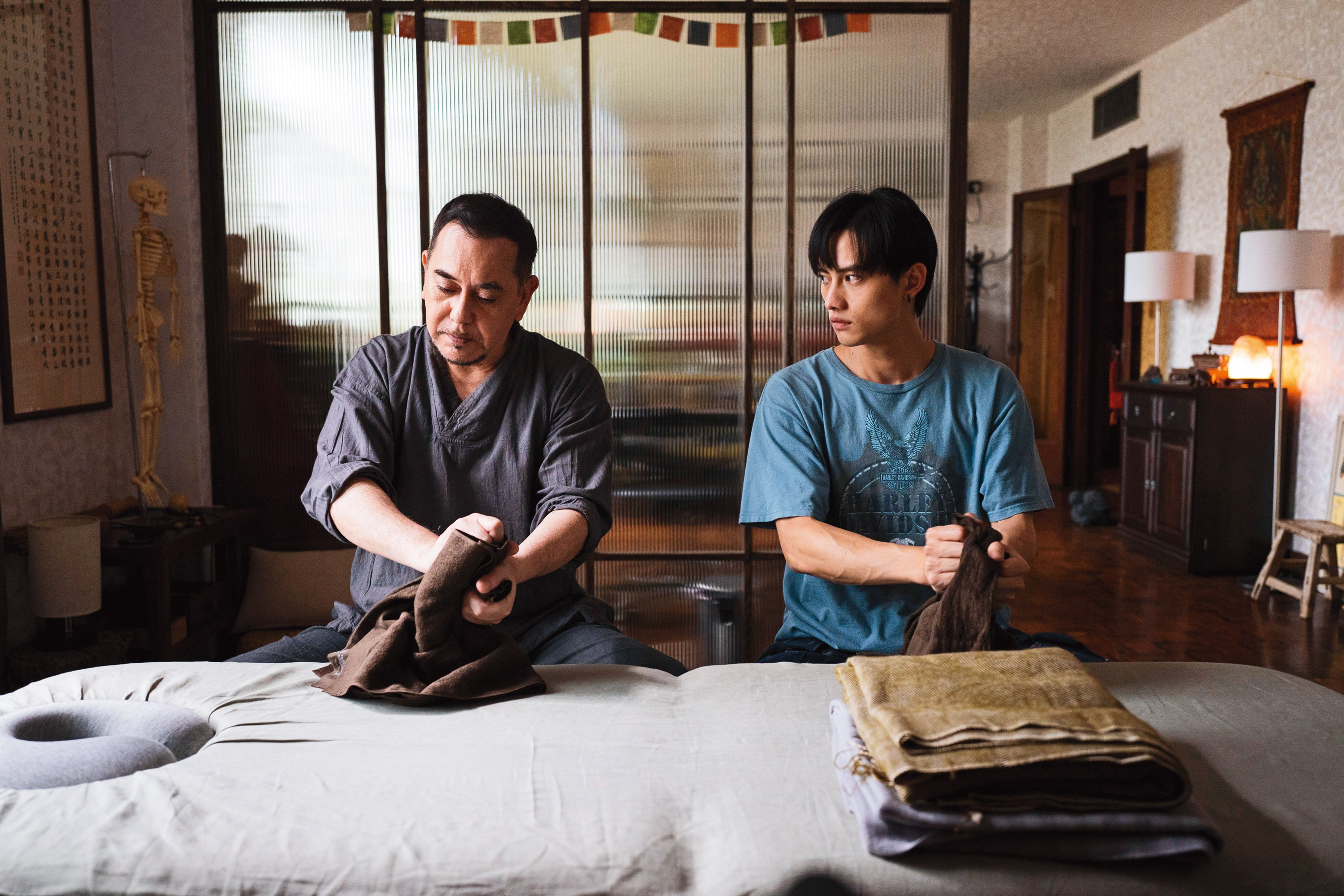 與黃秋生合作《四樓的天堂》，令范少勳胃痛，但邊演邊學的他，收穫很多。（公視提供）