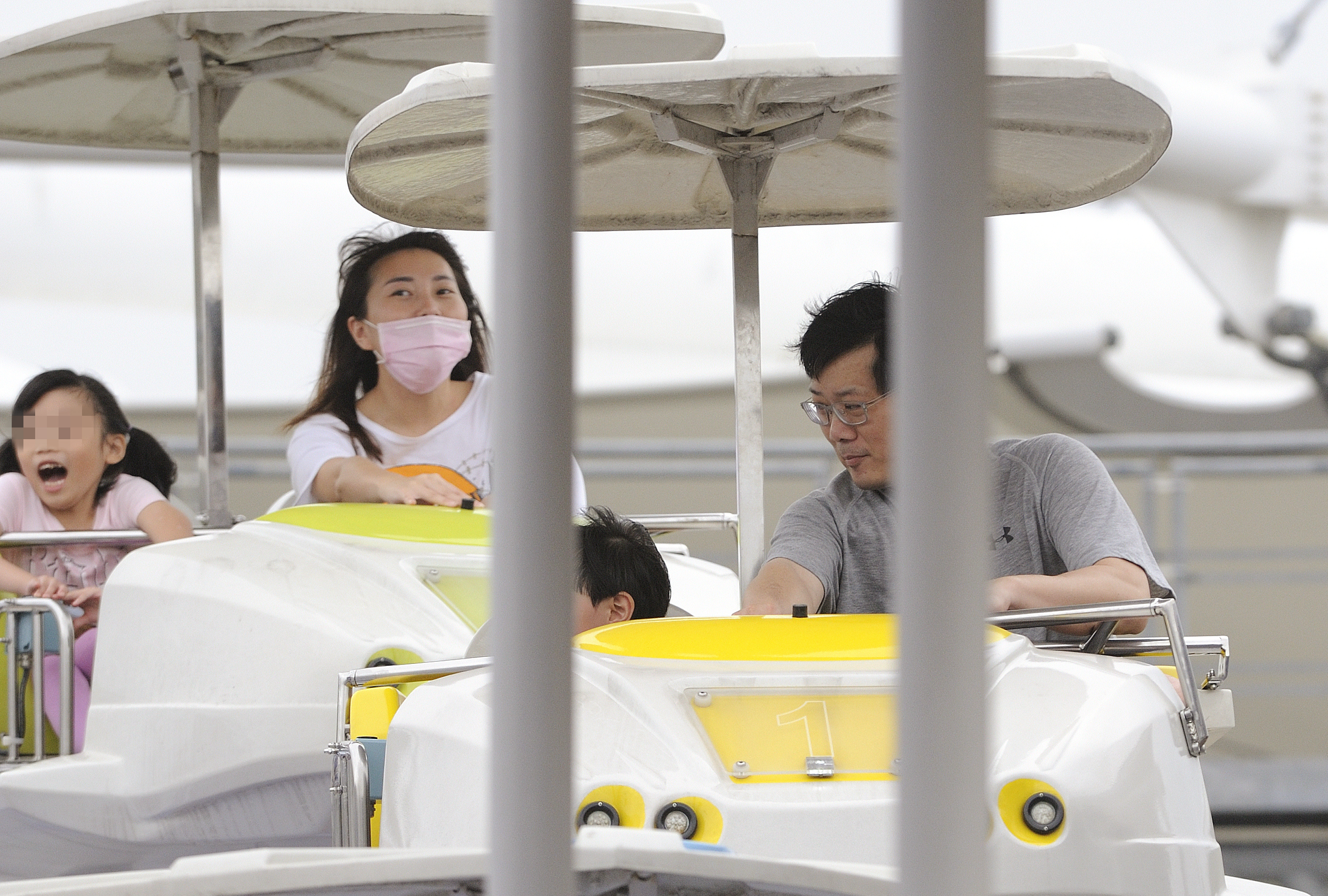 三明治族很適合利用小額終老保險和定期壽險，雙管齊下加強保障。