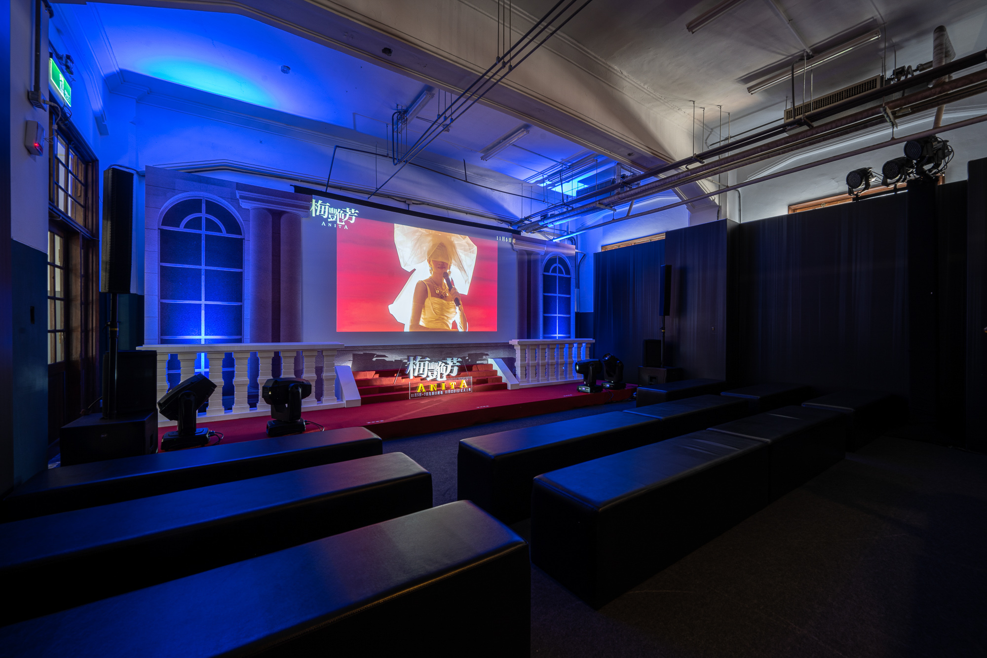 梅艷芳病逝前舉辦了告別演唱會，最後她穿著婚紗走上樓梯道別的的舞台，展區也加以模擬再現。（索尼提供）