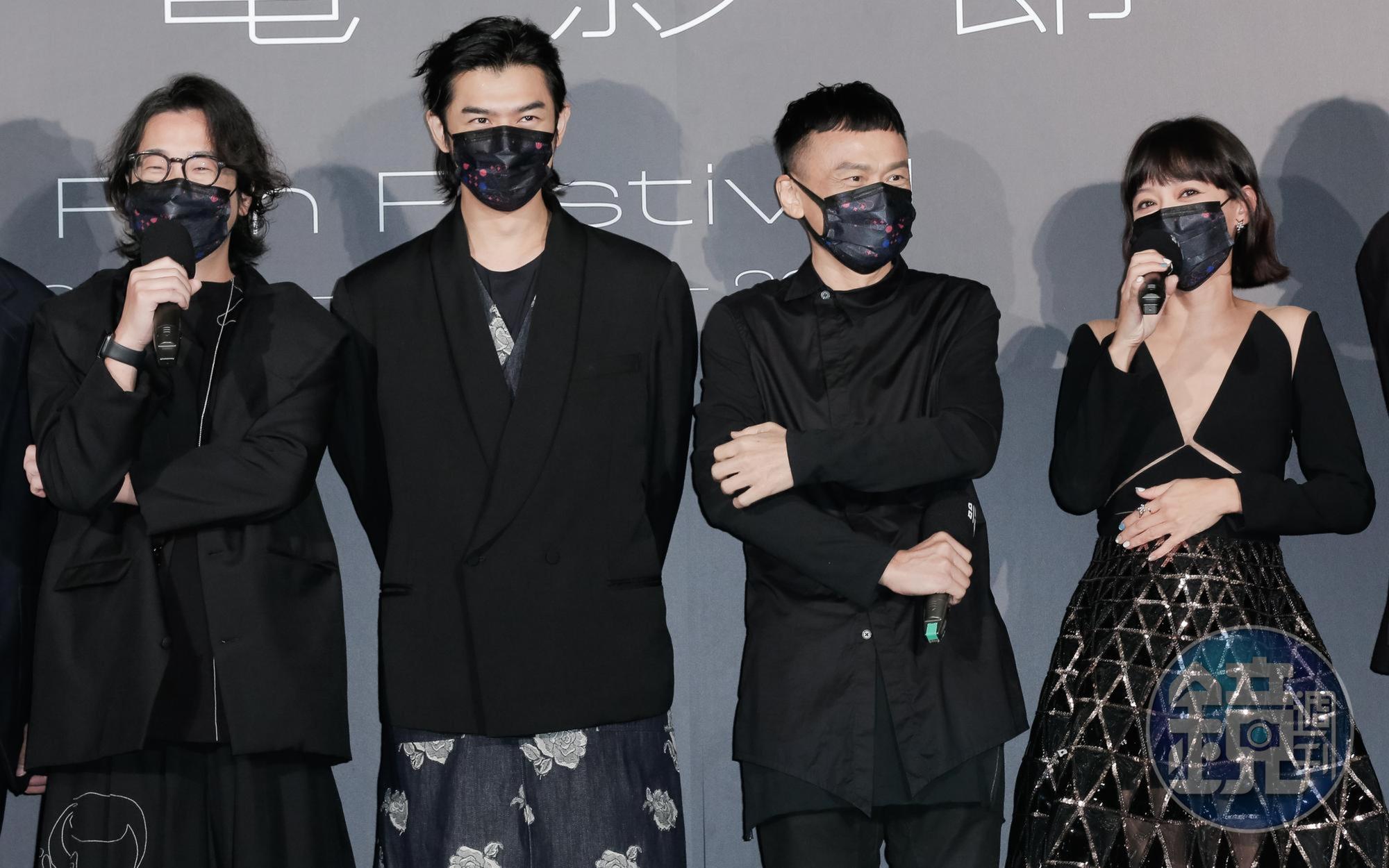 陳意涵(右一)與老公導演許富翔(左一)不斷互相吐槽,讓陳柏霖(左二)與陳以文(右二)夾在中間。