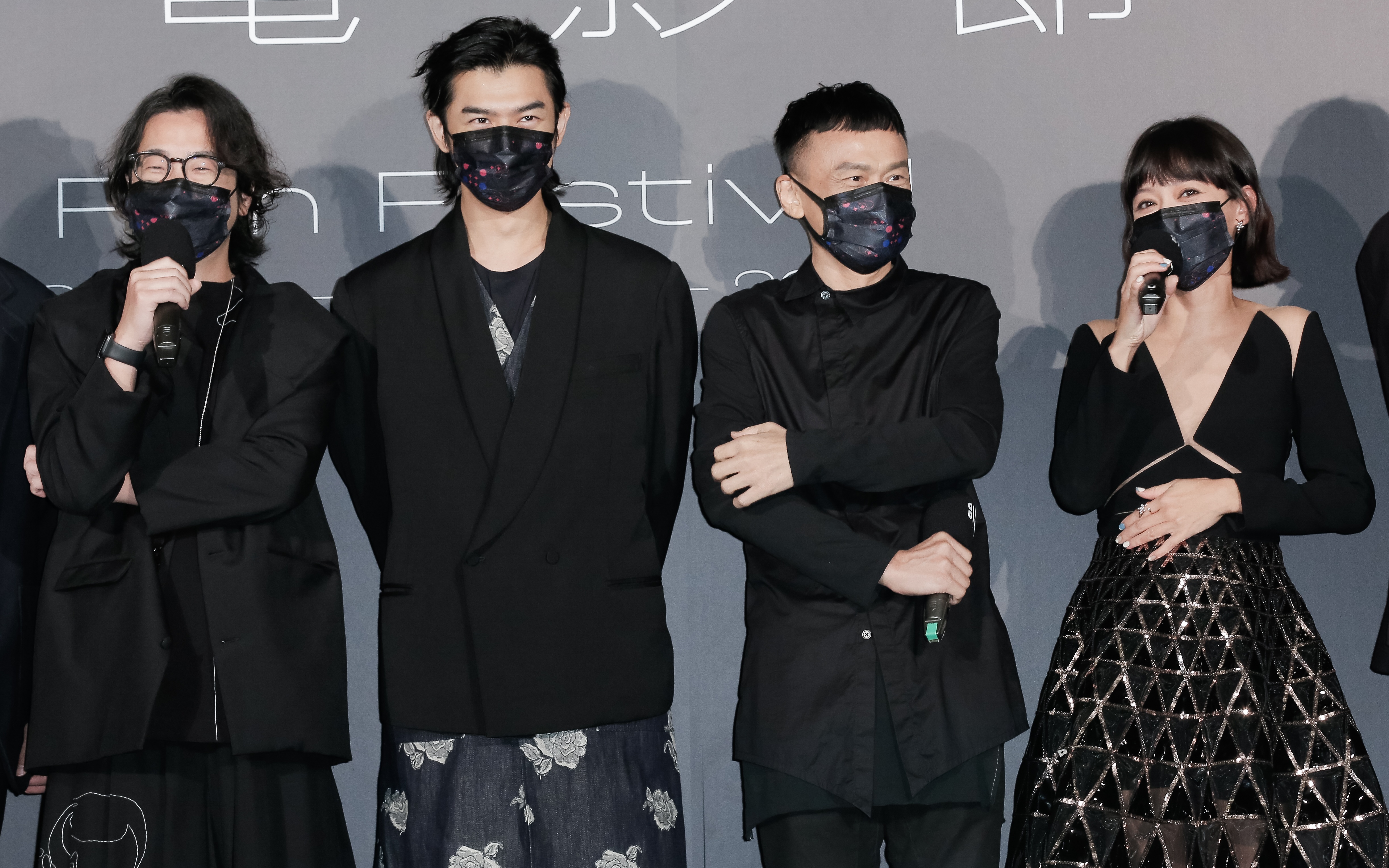 陳意涵（右一）與老公導演許富翔（左一）不斷互相吐槽，讓陳柏霖（左二）與陳以文（右二）夾在中間。