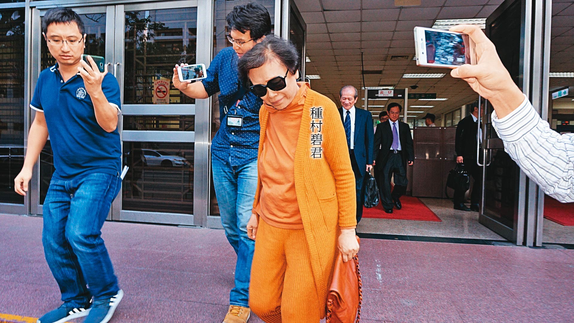杏林新生製藥負責人種村碧君涉及將自己與堂妹李慧芬的發票給前第一夫人吳淑珍核銷國務機要費，目前纏訟中。圖為她2017年出庭。