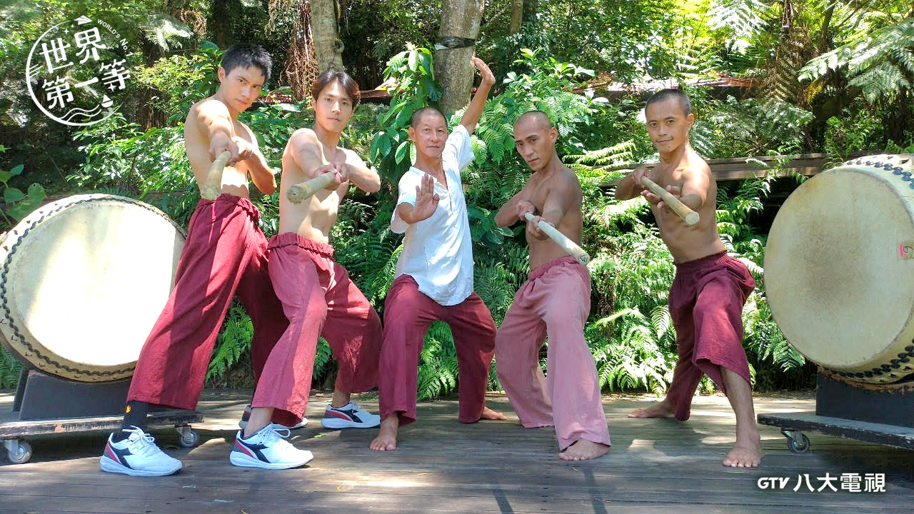 唐振剛（左2）、潘君侖（左1）與知名表演藝術團體「優人神鼓」學禪鼓技藝。（八大電視提供）