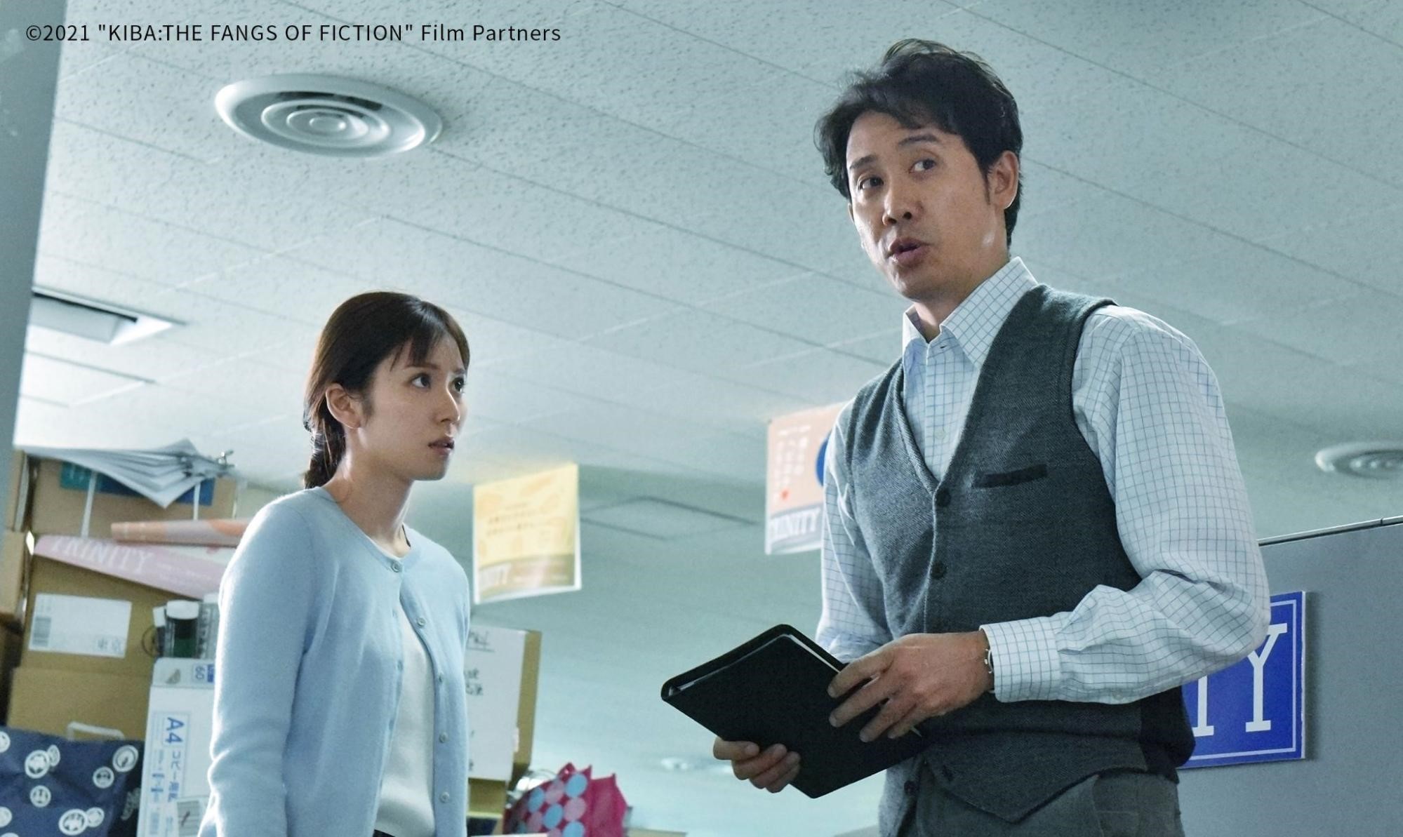 大泉洋（右）在《總編的復仇》中為拯救深陷停刊危機的雜誌，找來菜鳥編輯松岡茉優一起發想新企畫。（可樂電影提供）