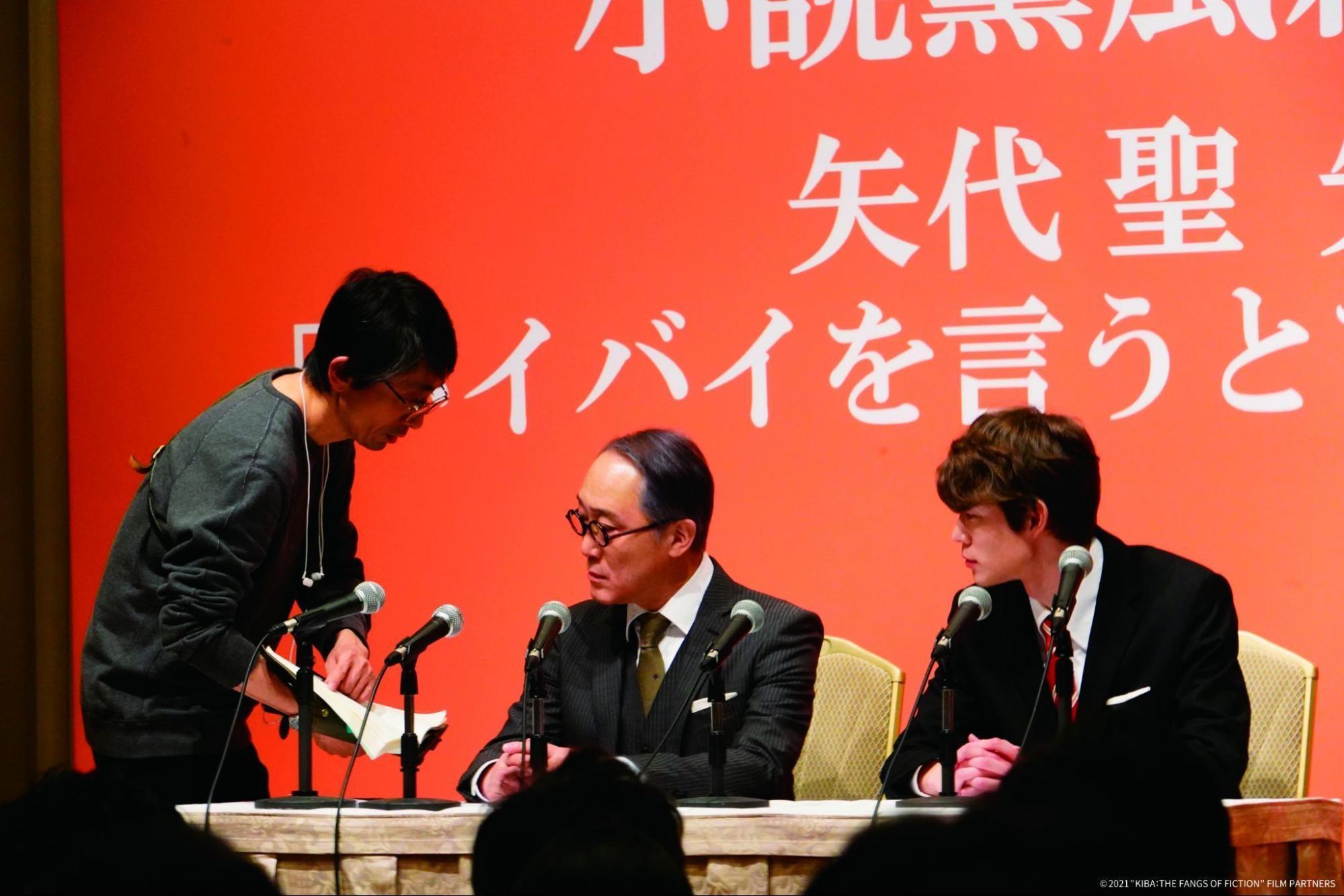 吉田大八導演（左）針對《總編的復仇》中每個角色的台詞和表情都做了細微的安排，盼能用更生動的方式來顯現組織間的鬥爭。（可樂電影提供）