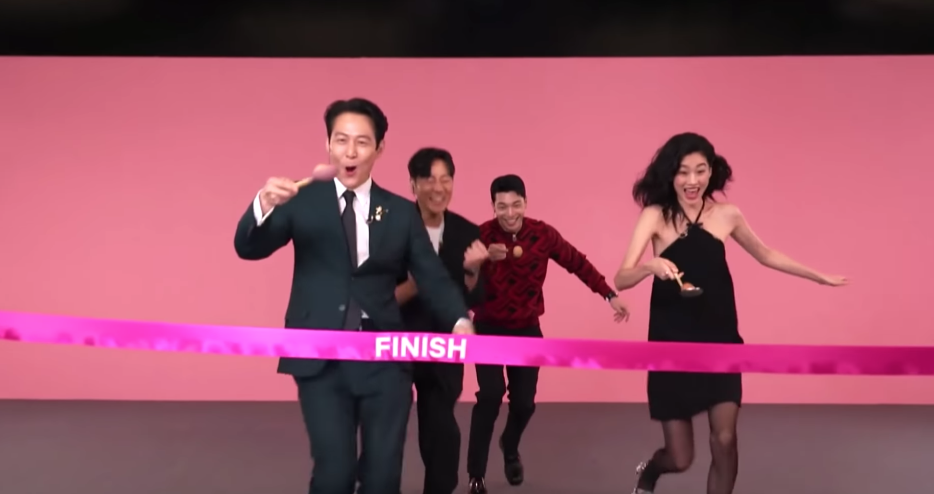 李政宰用飯勺盛蛋向前直衝，還卡位將朴海秀的「蛋」擠掉，第一個衝到終點。（截圖自The Tonight Show Starring Jimmy Fallon YT)