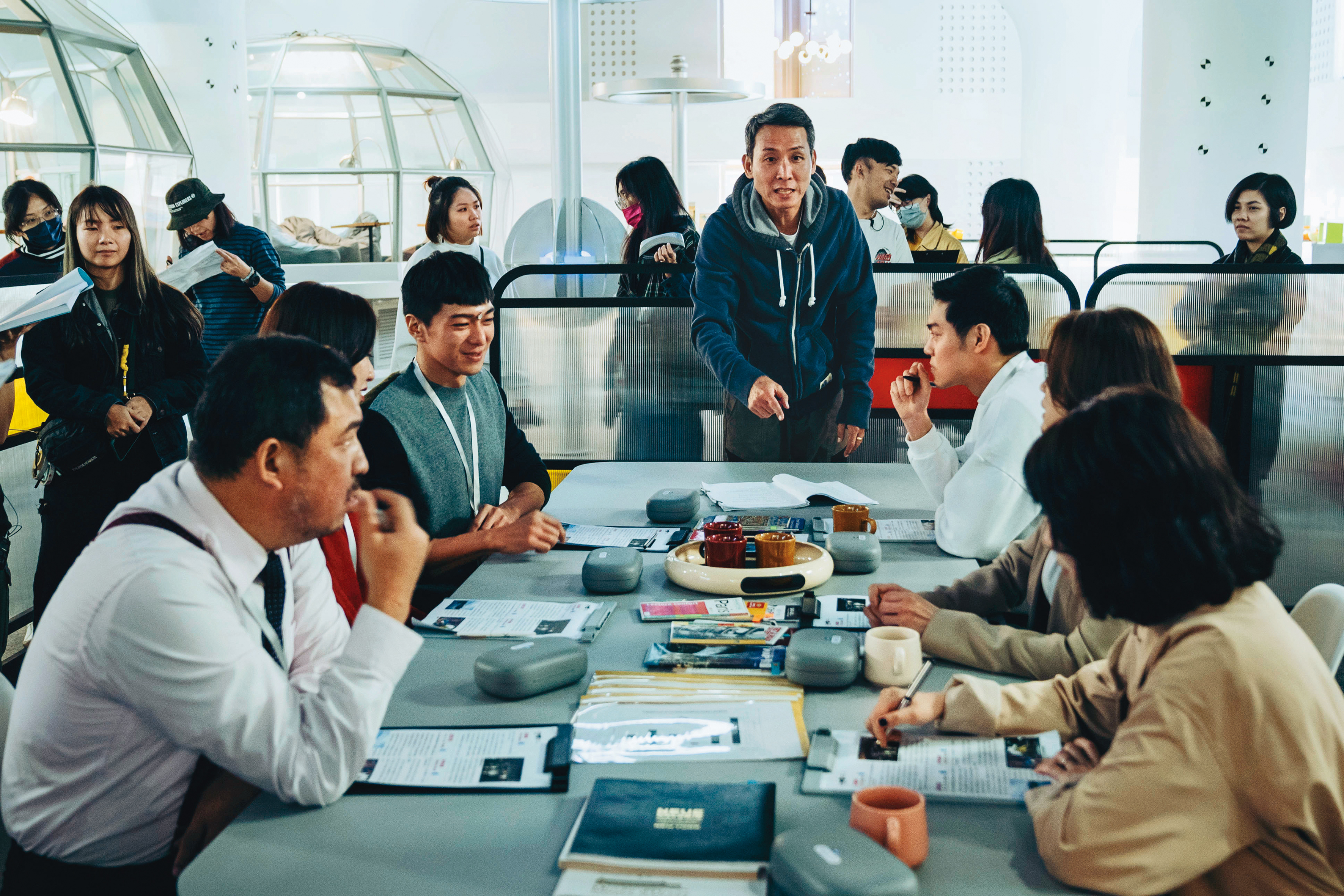 導演朱建青(中)於《2049》開拍前加入,負責執導〈刺蝟法則〉及〈幸福話術〉兩個單元。(瀚草影視提供)
