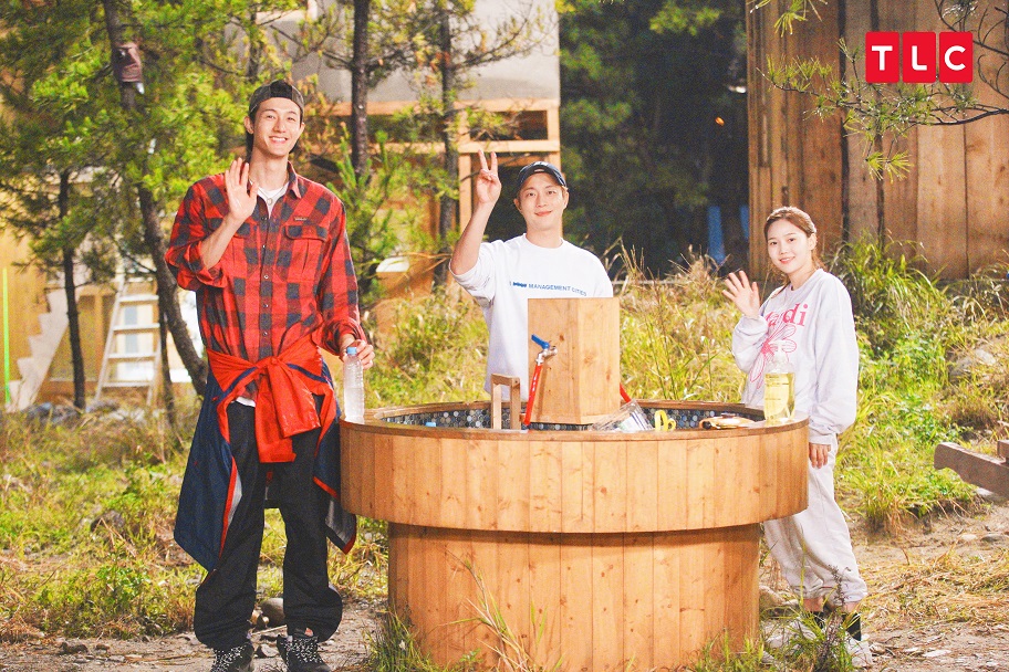 李己雨（左起）、尹斗俊與崔孝真在《一起造鄉村》合力製作各式家具。（TLC提供）