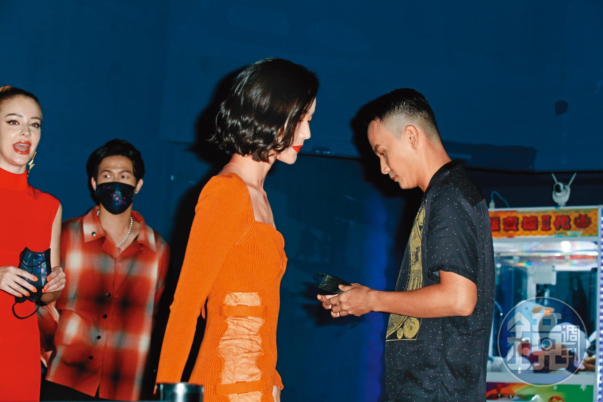 曹晏豪心事重重忙自己事，完全沒注意鍾瑶在身旁。