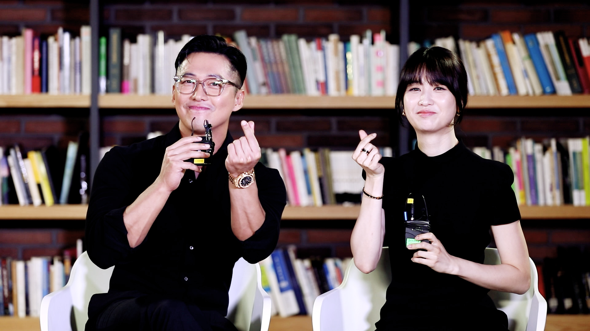 南宮珉與朴河宣為《黑色太陽》接受friDay影音專訪，向台灣觀眾比愛心。（friDay影音提供）