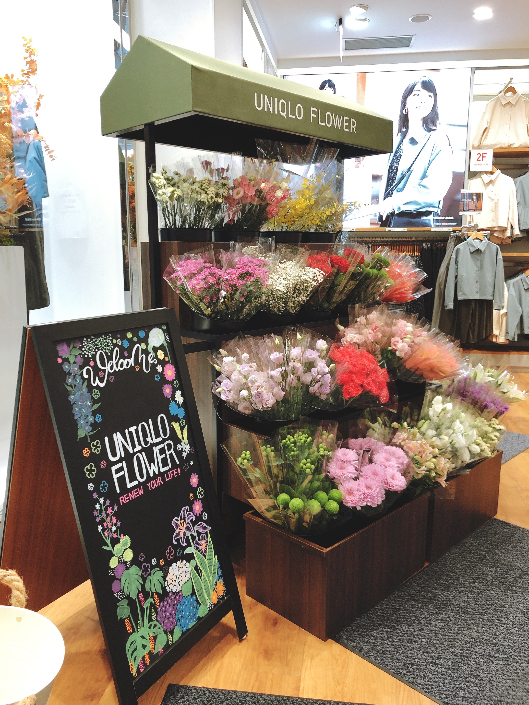 UNIQLO FLOWER販售時令鮮花與植栽。