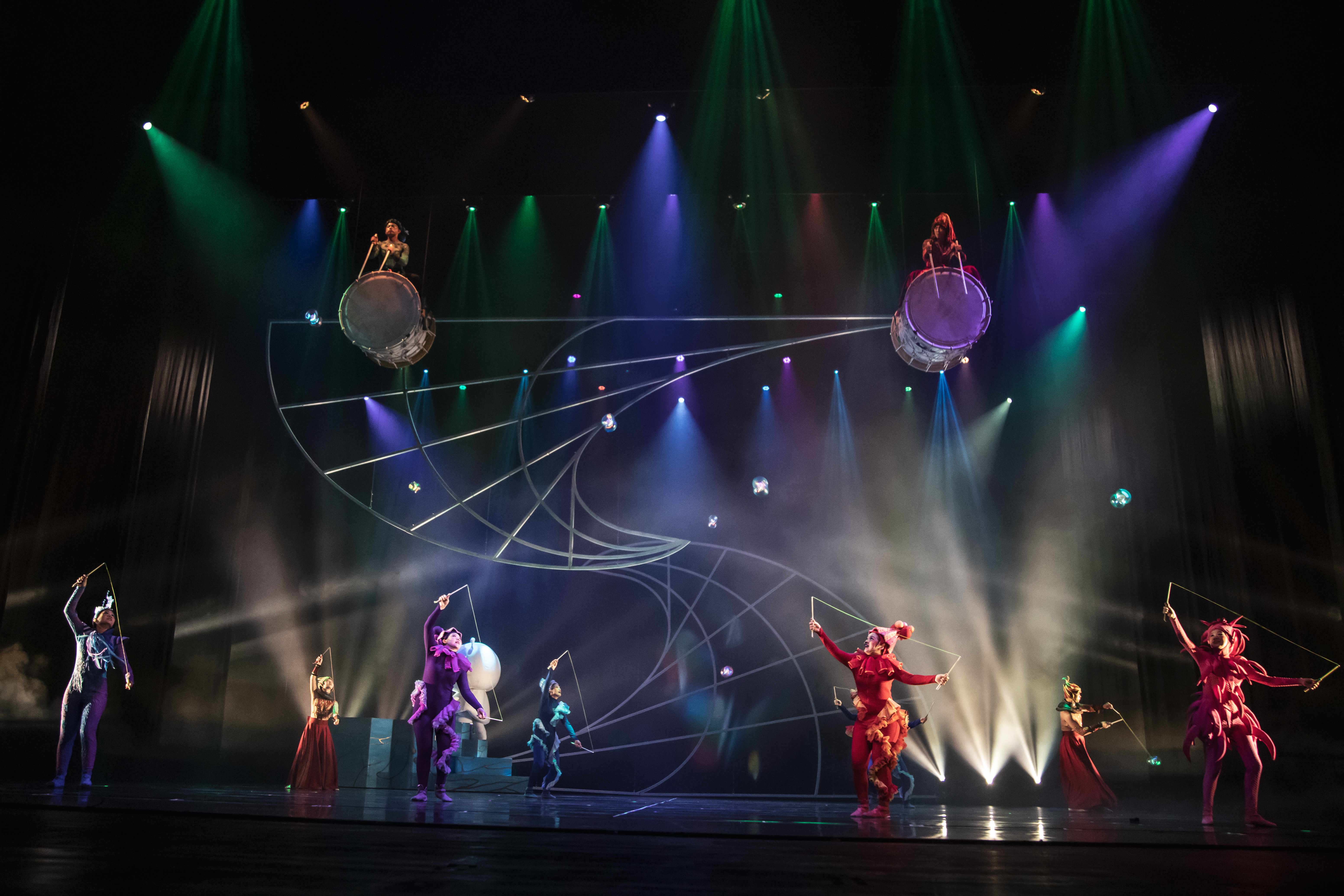 《VALO首部曲—阿米巴》將以其獨步全球的扯鈴表演，結合肢體、多媒體等形式，打造虛實交錯的迷幻舞台。（衛武營國家藝術文化中心提供）