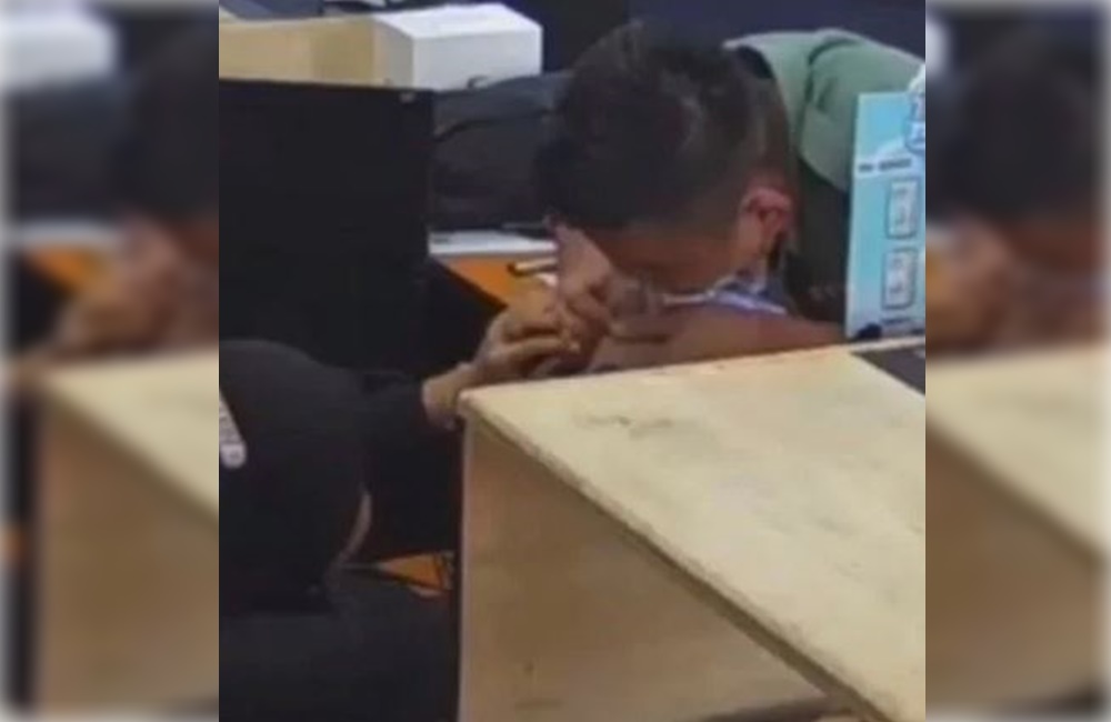 馬來西亞一名軍人吸吮女店員手指，過程全被店內監視器拍下。（翻攝《中國報》）