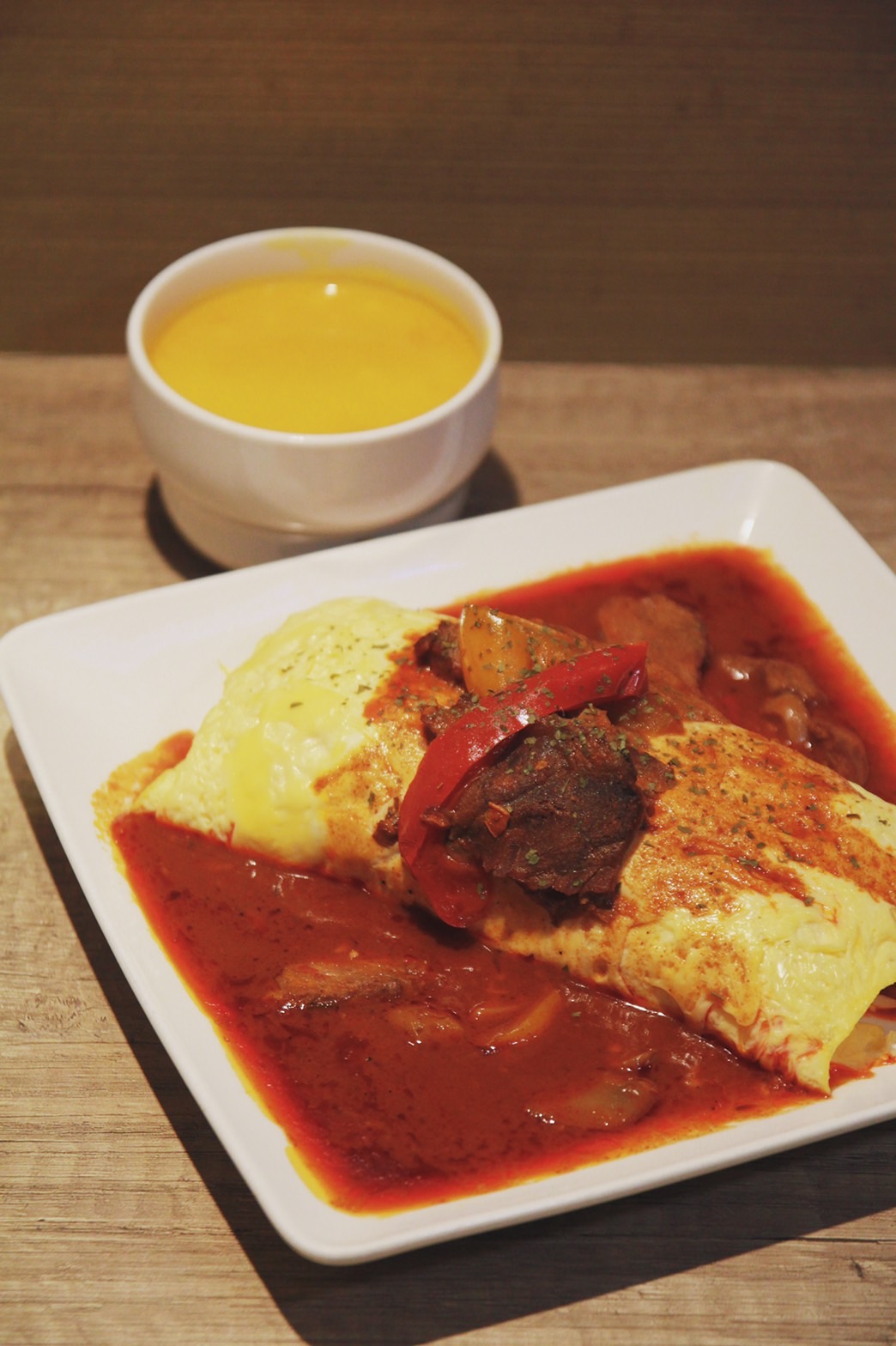 「500元振興雙人餐」雙主餐之一的「匈牙利牛肉起司蛋包飯」。