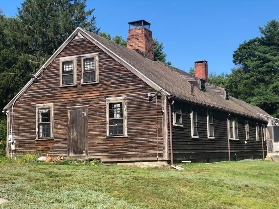 位於美國郊區的羅德島鬼屋，長年吸引許多人前往冒險試膽。（翻攝The Farm on Round Top Road Facebook）