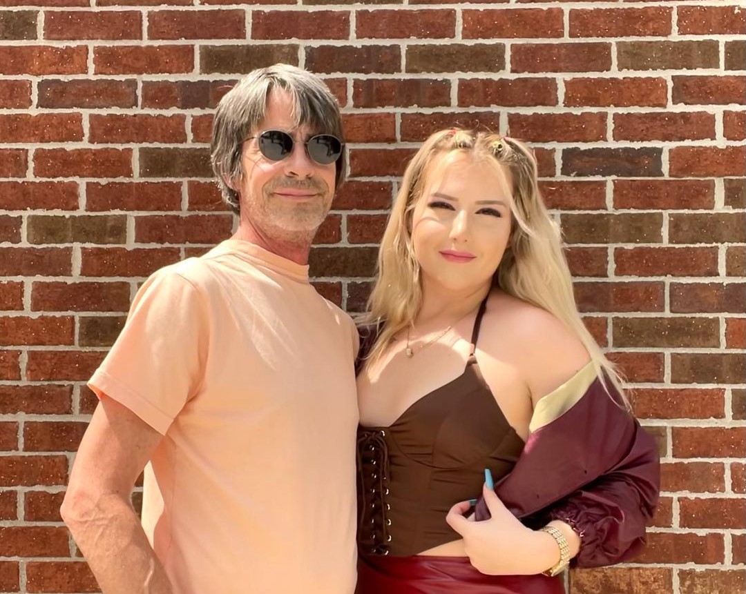 妮可與男友相差33歲的戀情，引起全球網友一陣議論。（翻攝Nicole Downs IG）