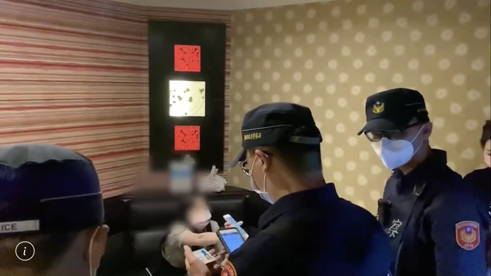 因應娛樂場所有條件解封，警方至相關處所臨檢。（翻攝畫面）