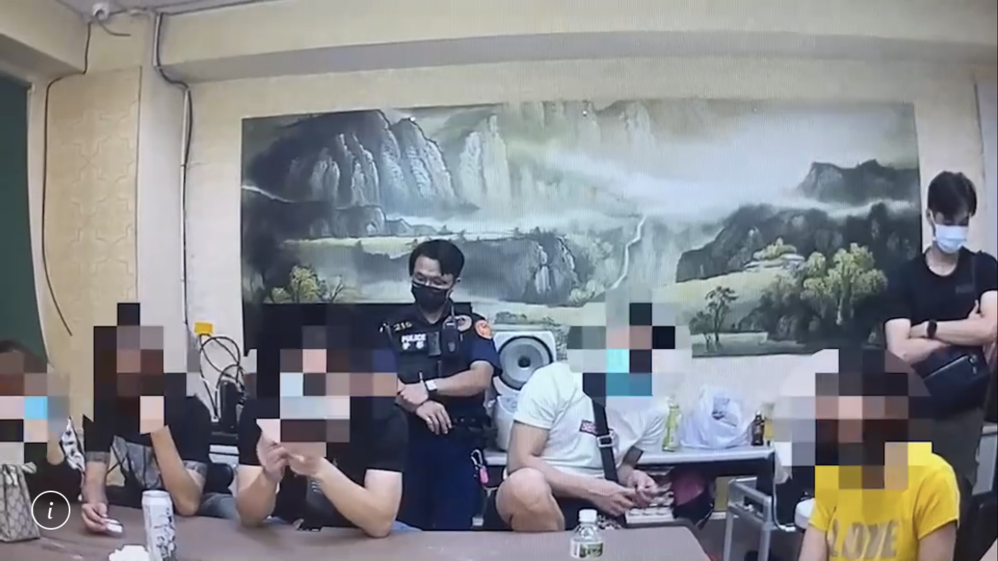 警方破門進入賭場後，發現11人在場聚賭。（翻攝畫面）