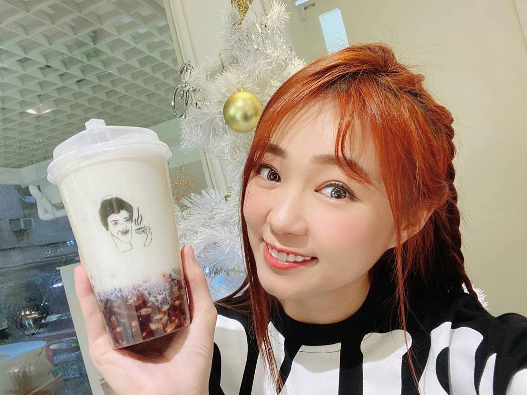 丫頭的手搖飲品牌「不要對我尖叫」最近拓店到新加坡。(翻攝自丫頭臉書)