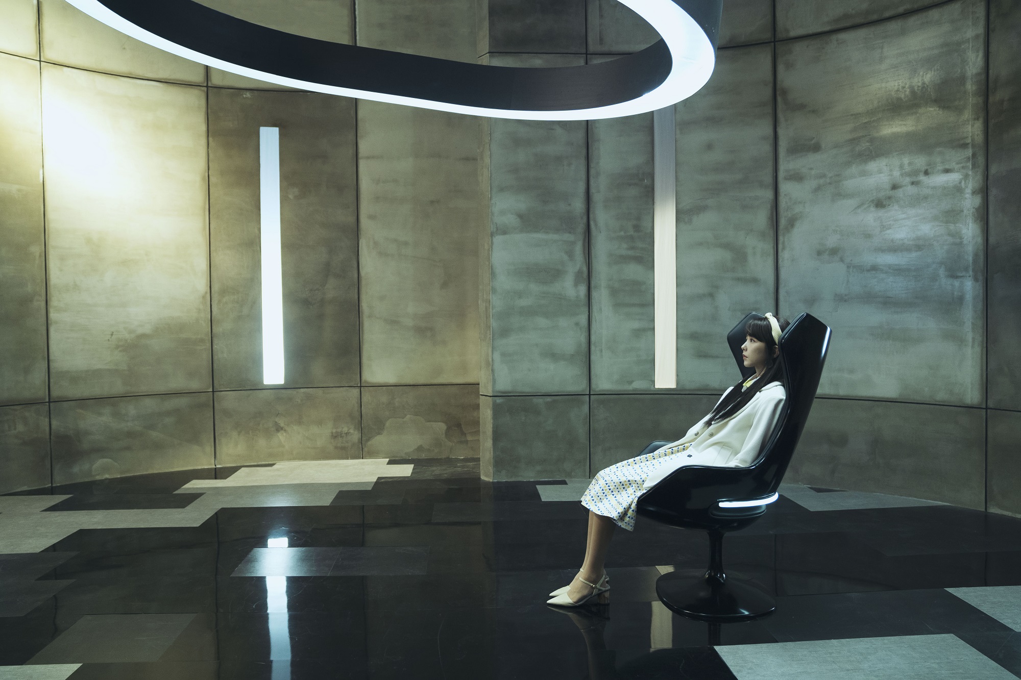 台劇《2049》搭景打造大數據預測未來的科幻場景。（瀚草影視提供）