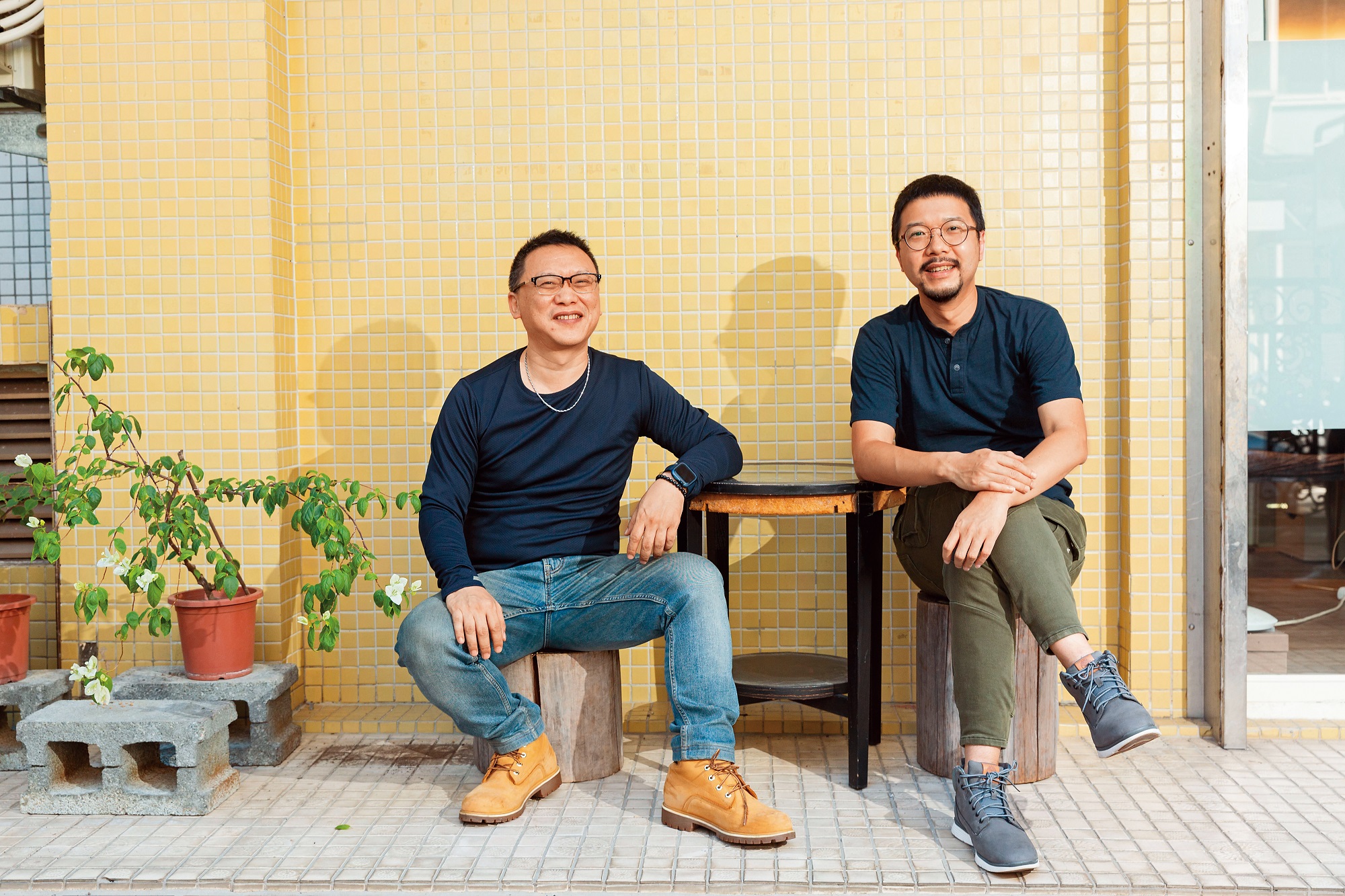 製作人湯昇榮（左）與編導許立達（右）從2018年著手開發輕科幻劇集《2049》。