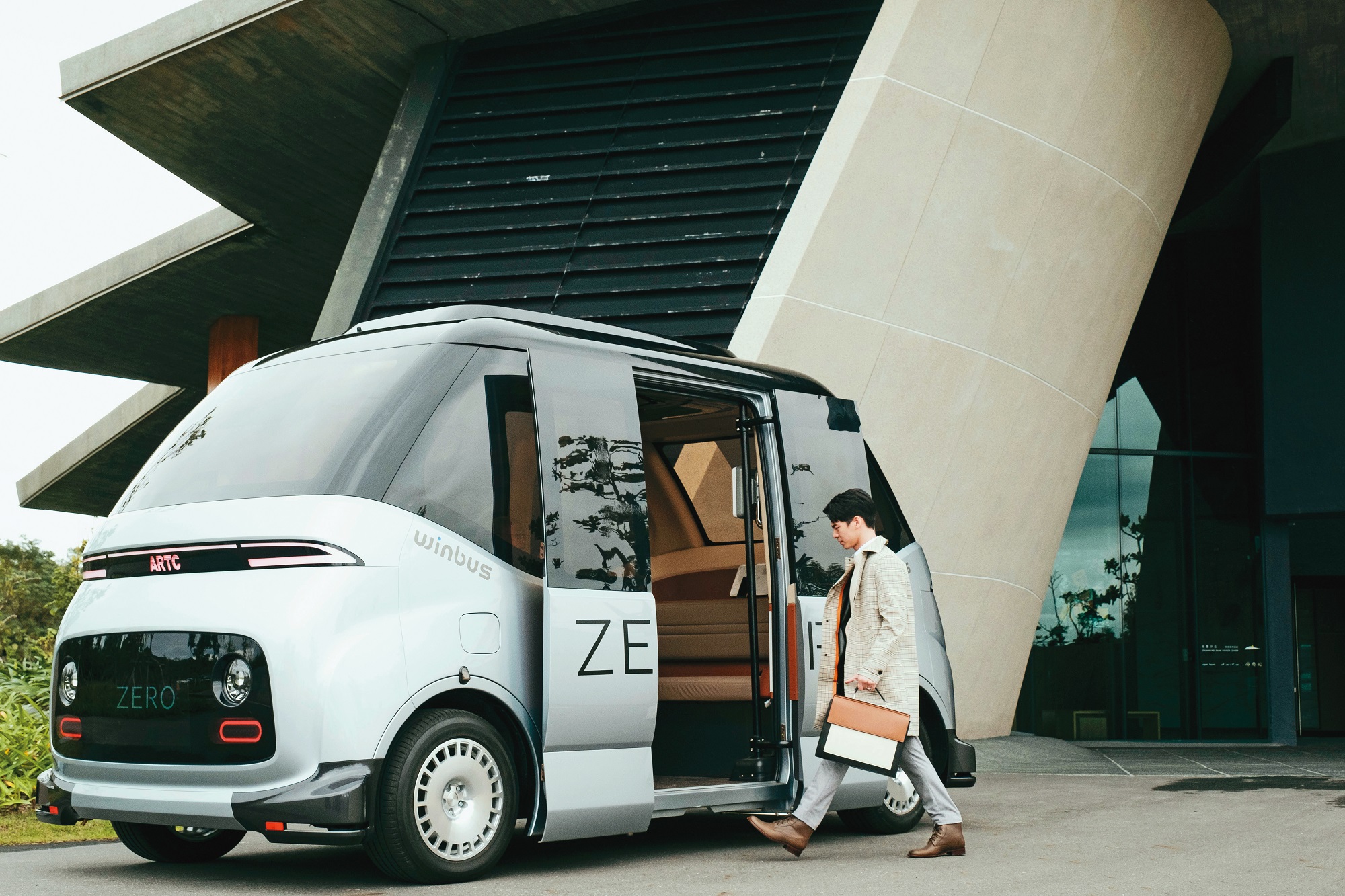 由財團法人車輛研究測試中心贊助的無人小巴士，搭載林柏宏及邵雨薇在《2049》中行駛。（瀚草影視提供）