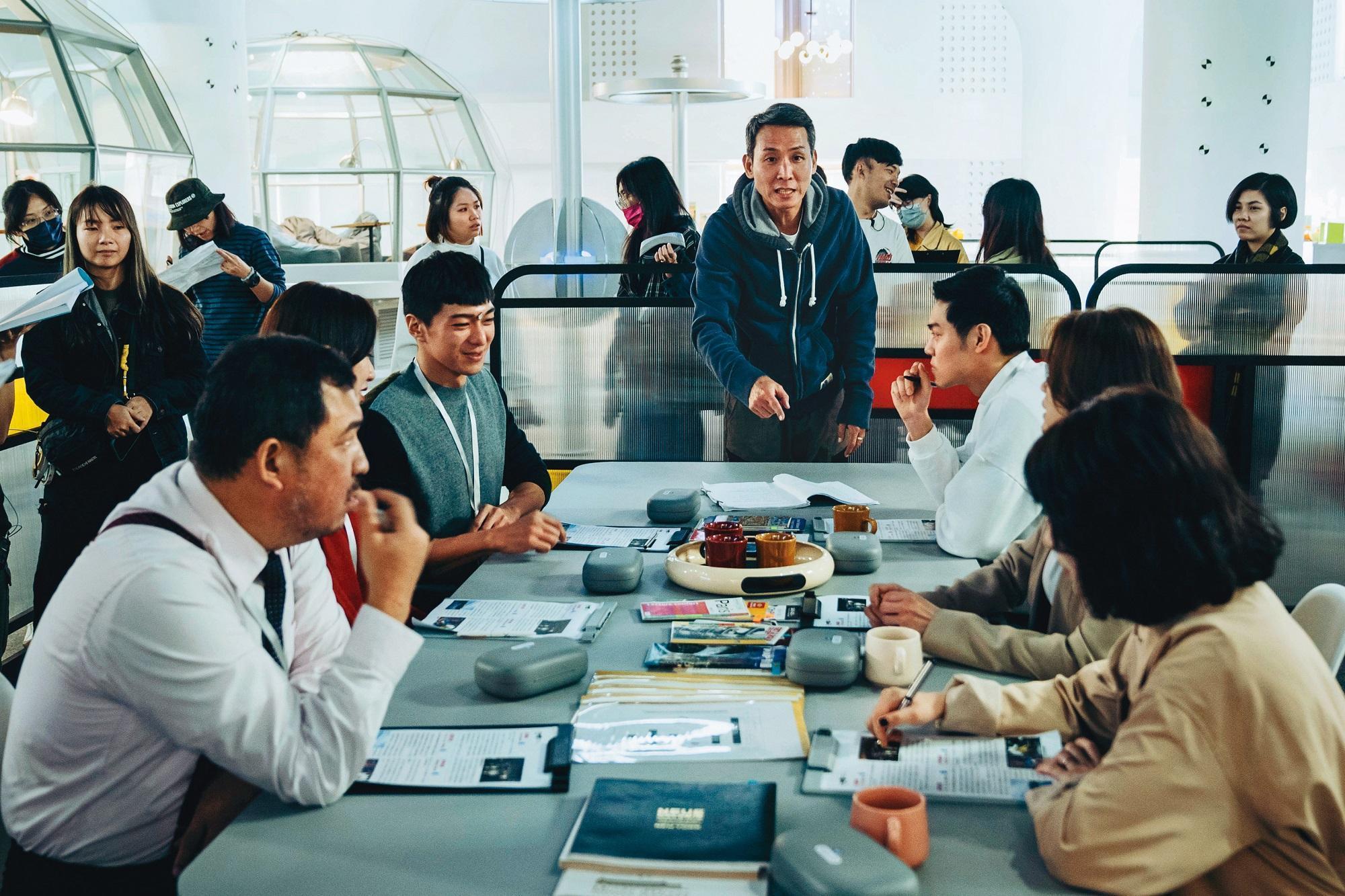 導演朱建青（中）於《2049》開拍前加入，負責執導〈刺蝟法則〉及〈幸福話術〉兩個單元。（瀚草影視提供）
