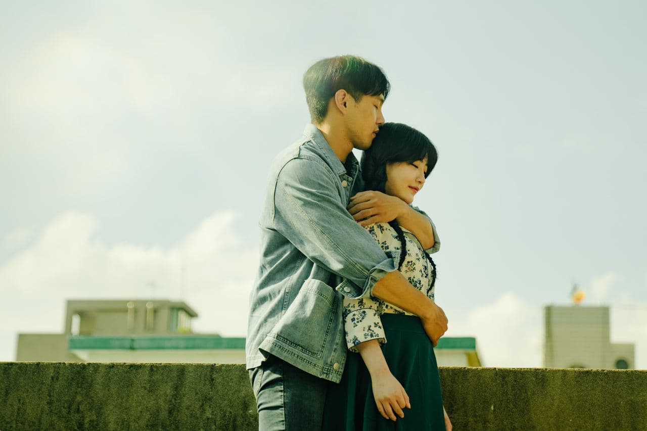 華人第一男優陳凡騏，戰力破表賣力演出的台灣土產Ａ片《少年阿賓》第二季，圖為少年阿賓演員：左一：陳凡騏(飾演 學長)、左二：沈娜娜(飾演 鈺慧)。