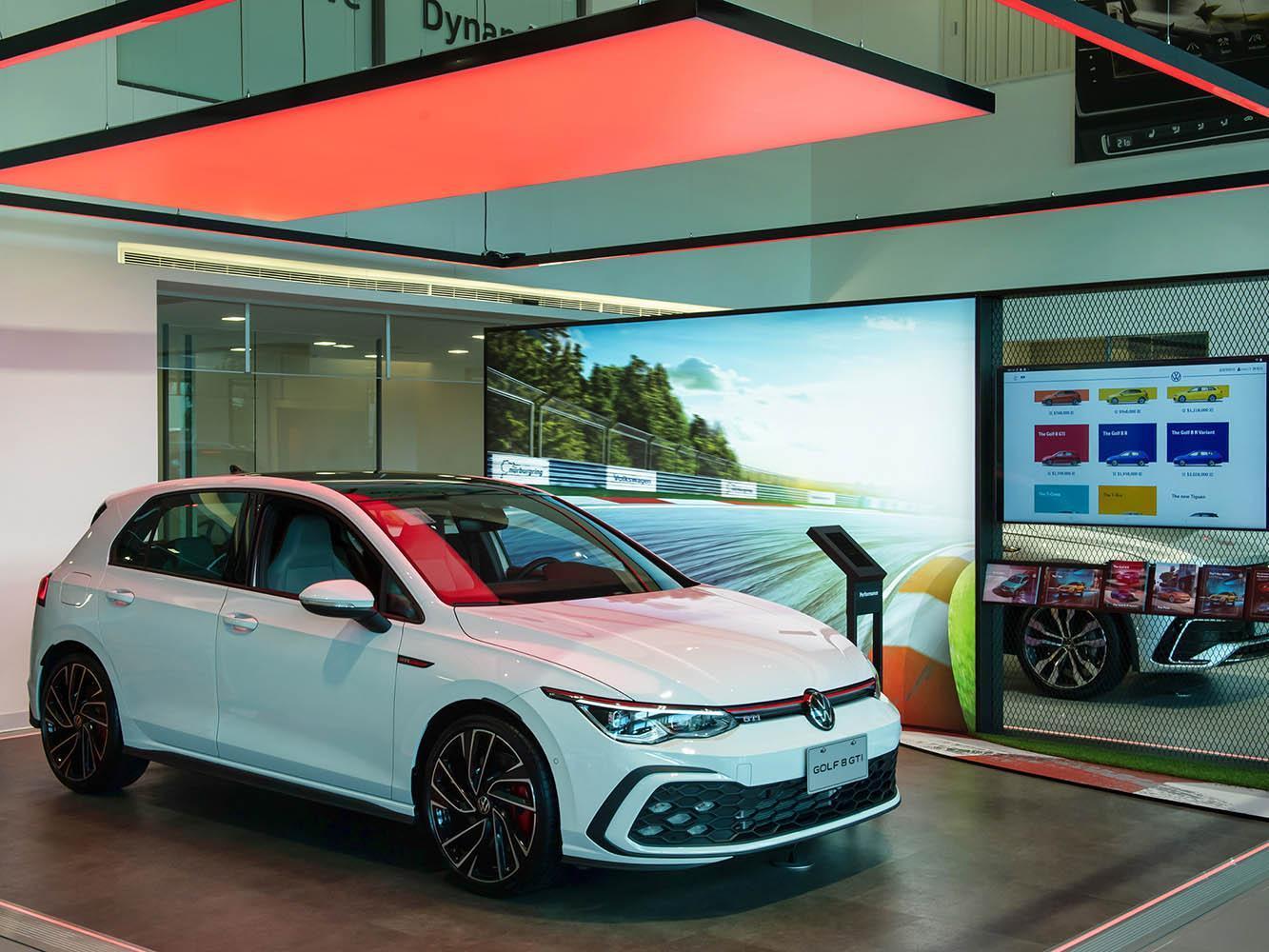 展示車上新增天幕，利用不同光影效果來創造更多可能。