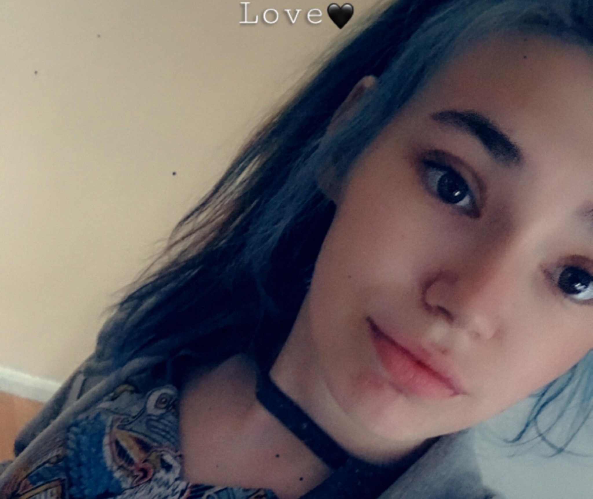 英國一位21歲的少女妮可遇到恐怖情人，長年生活在恐懼中。（翻攝Nicole Clarges Facebook）